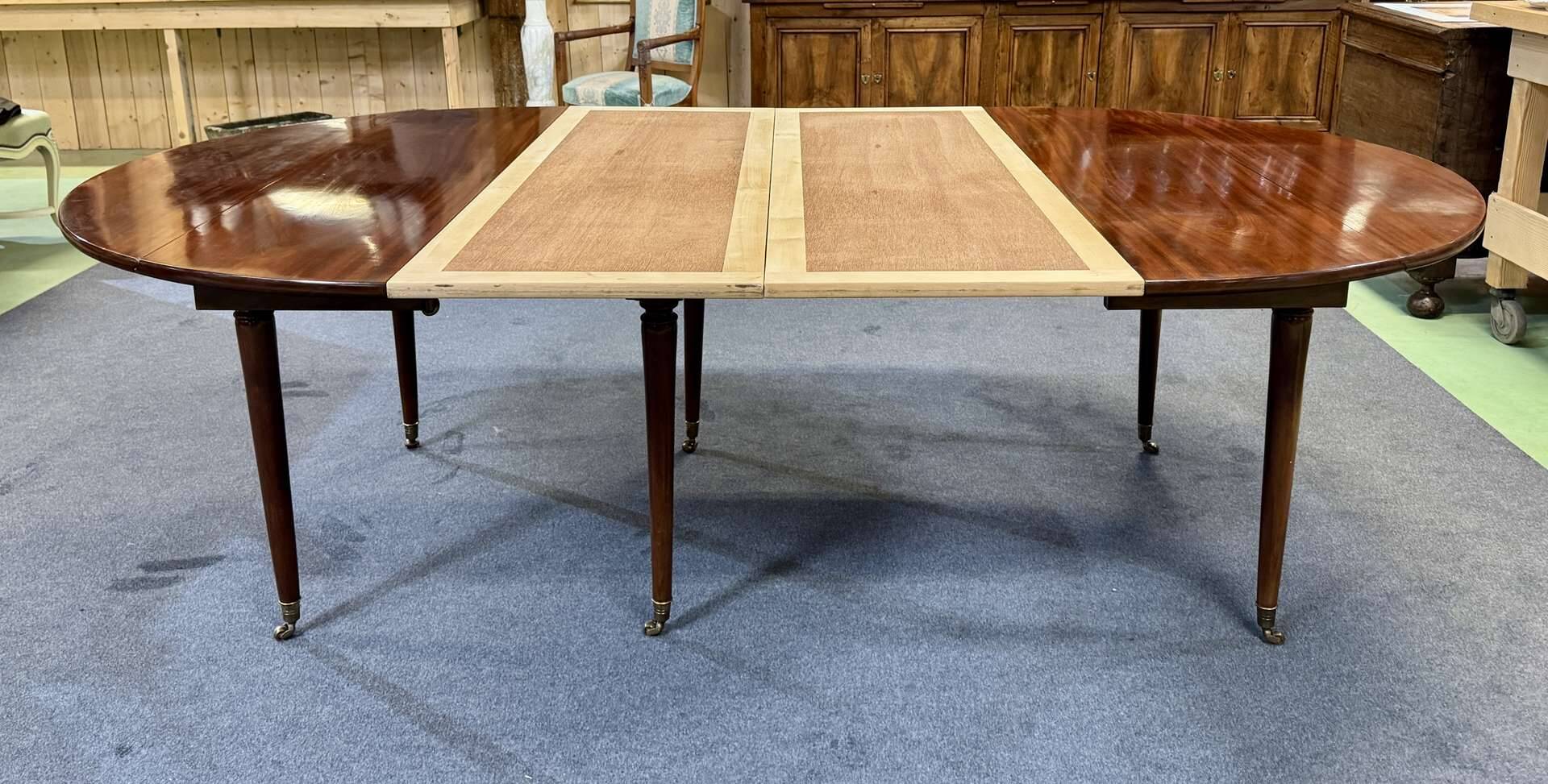19th-century Louis XVI dining table in Cuban mahogany.
