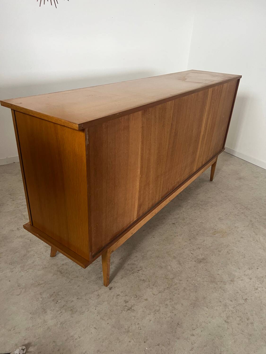Ancien bahut enfilade en chêne clair pied compas design des années 50 vintage