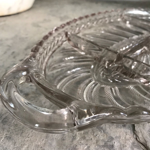 Plate servant in moulded glass