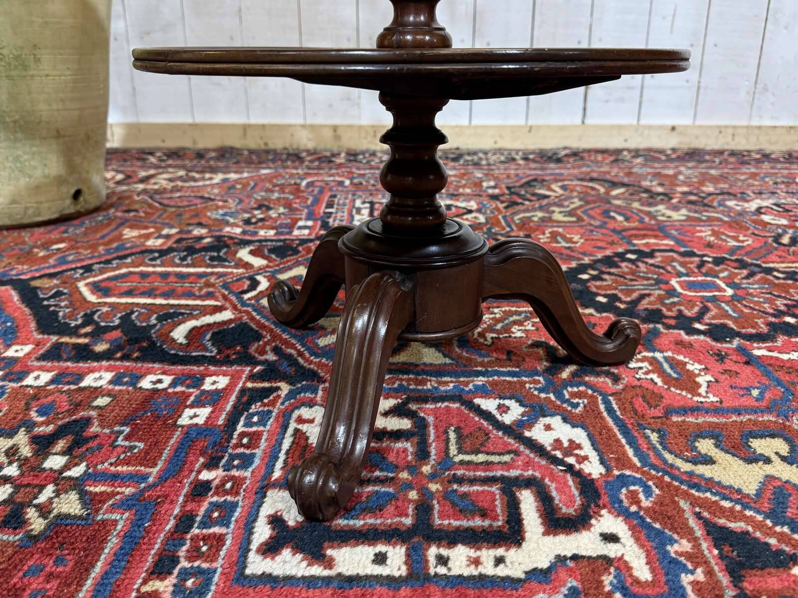 Three-tiered mahogany guéridon from the 19th century.