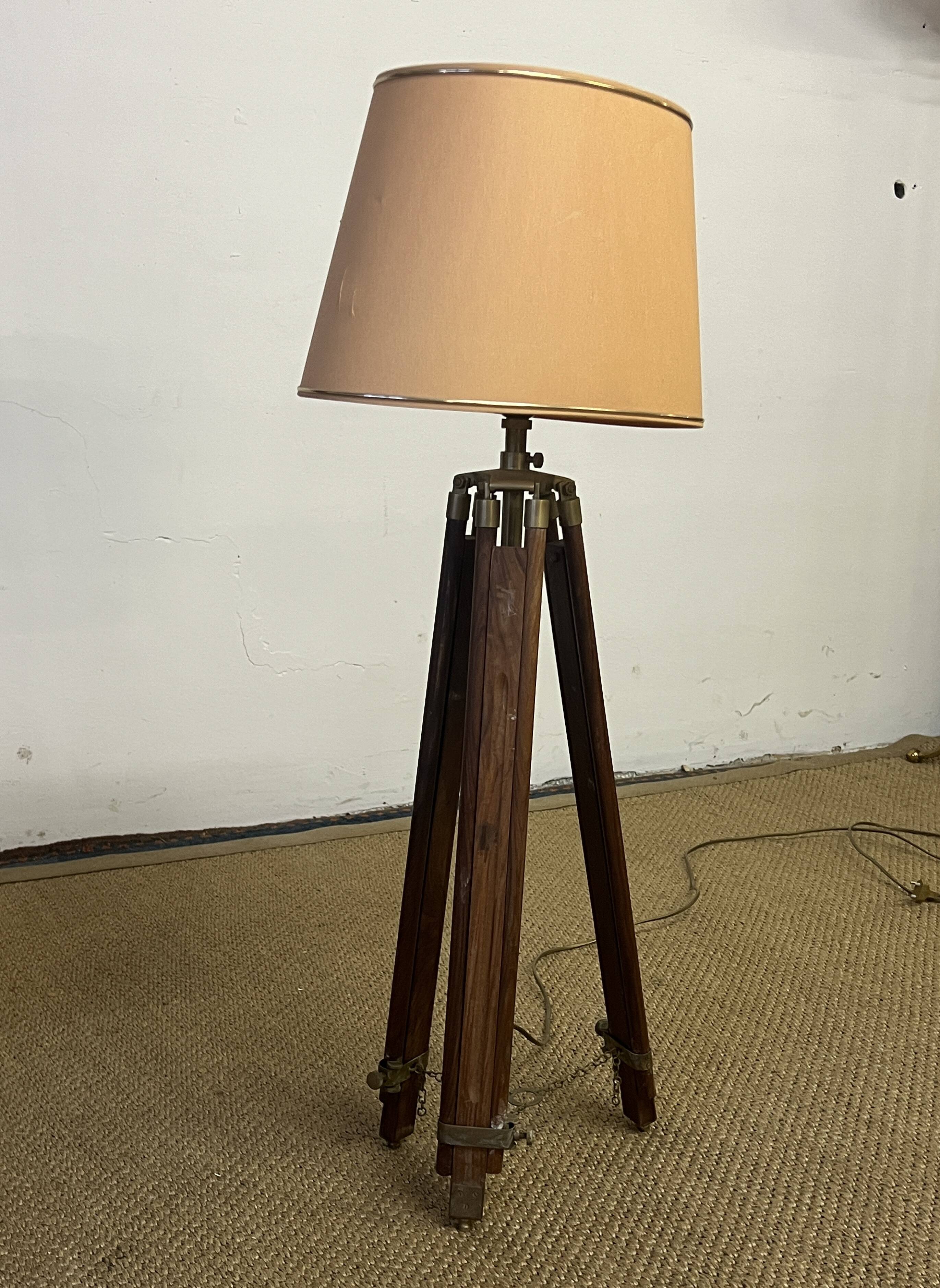 Tripod floor lamp in wood and adjustable brass