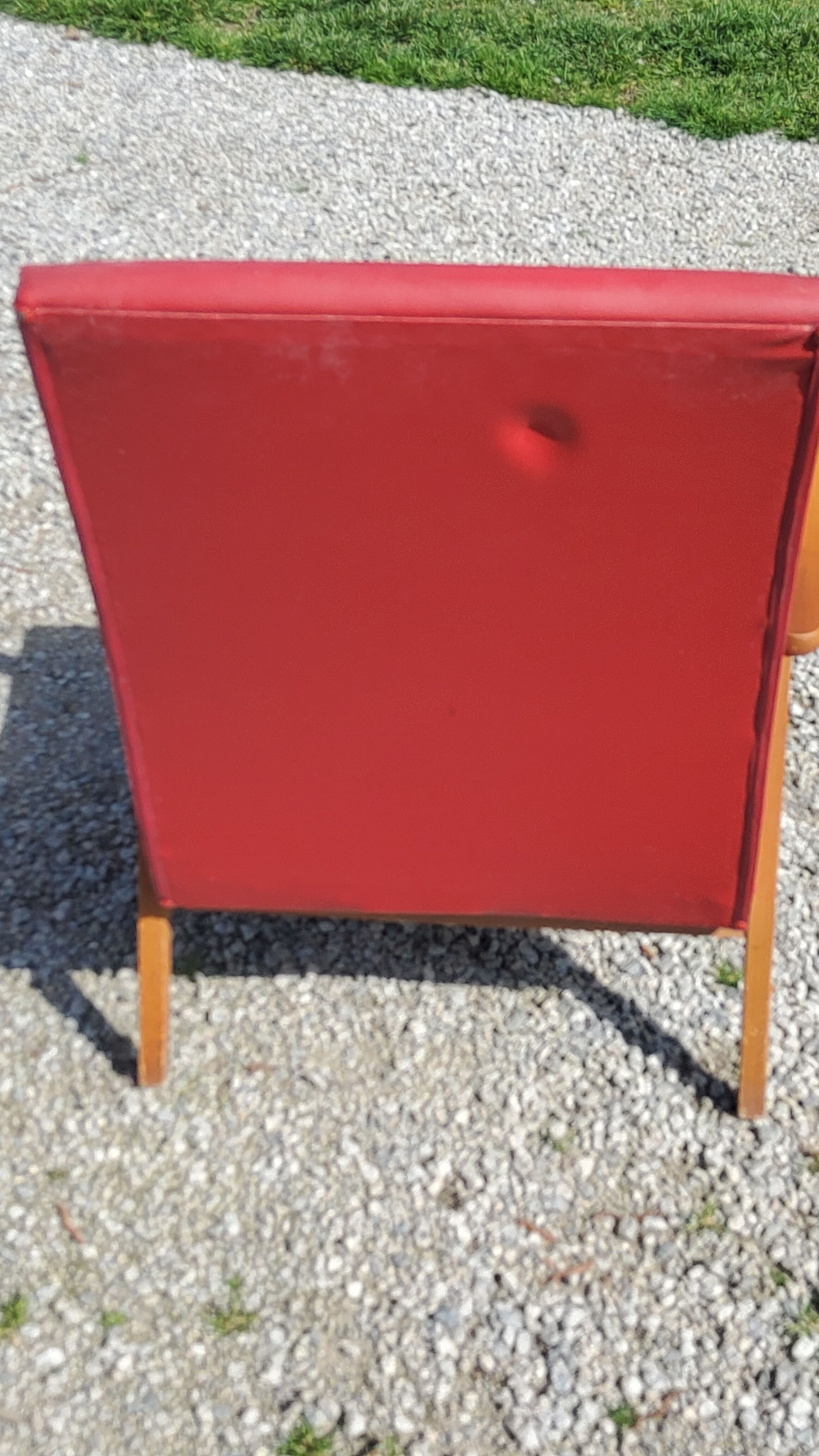 Fauteuil vintage des années 50 pieds compas moleskine rouge