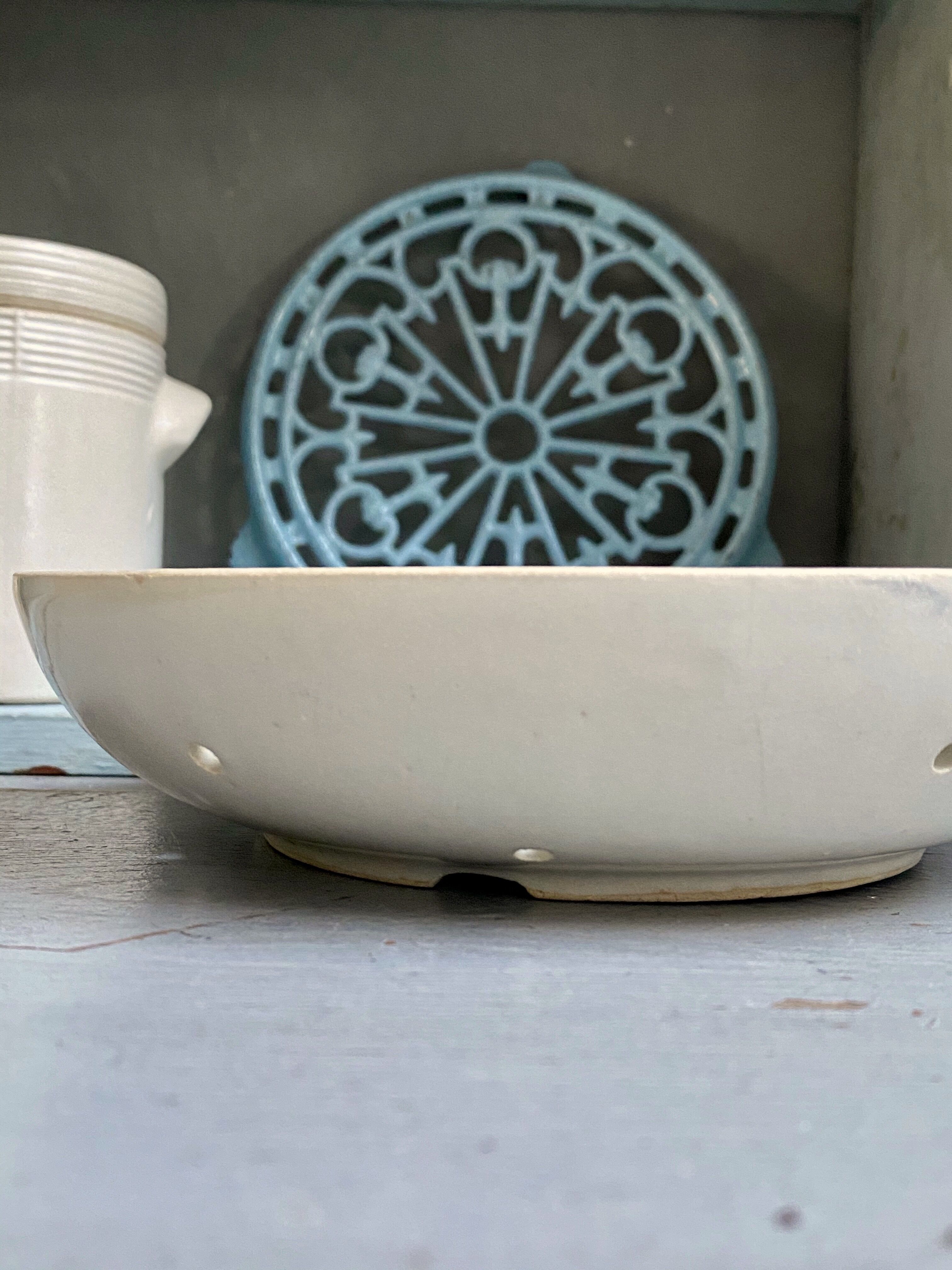 Fruit drainer in glazed stoneware