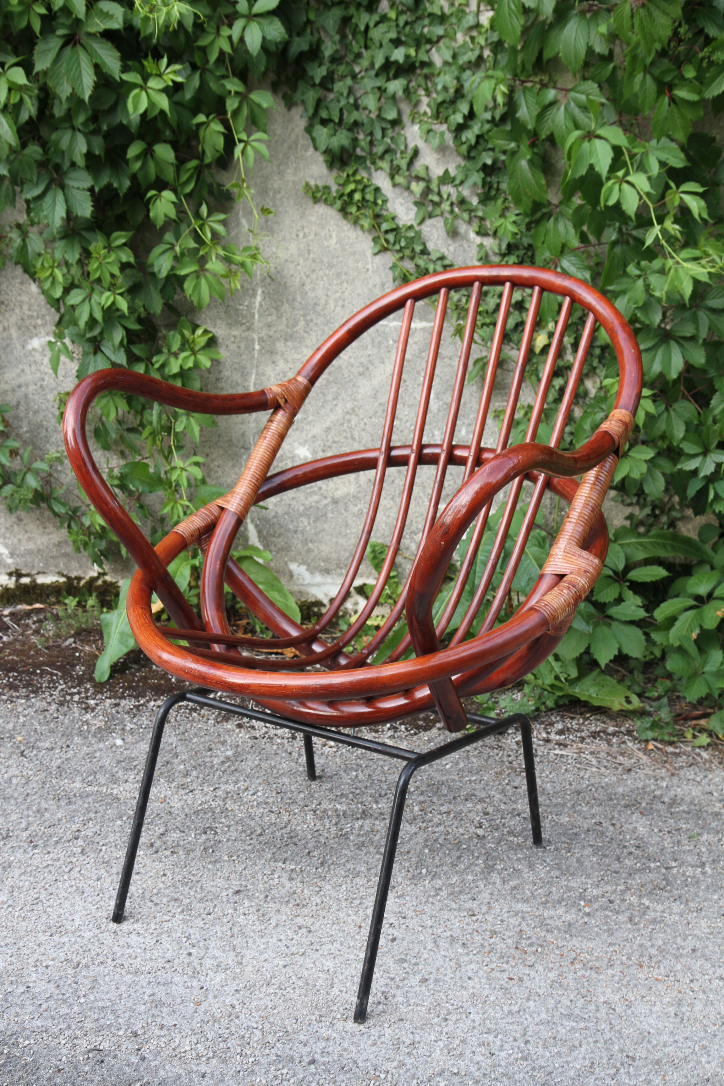 Rattan shell armchair with metal feet