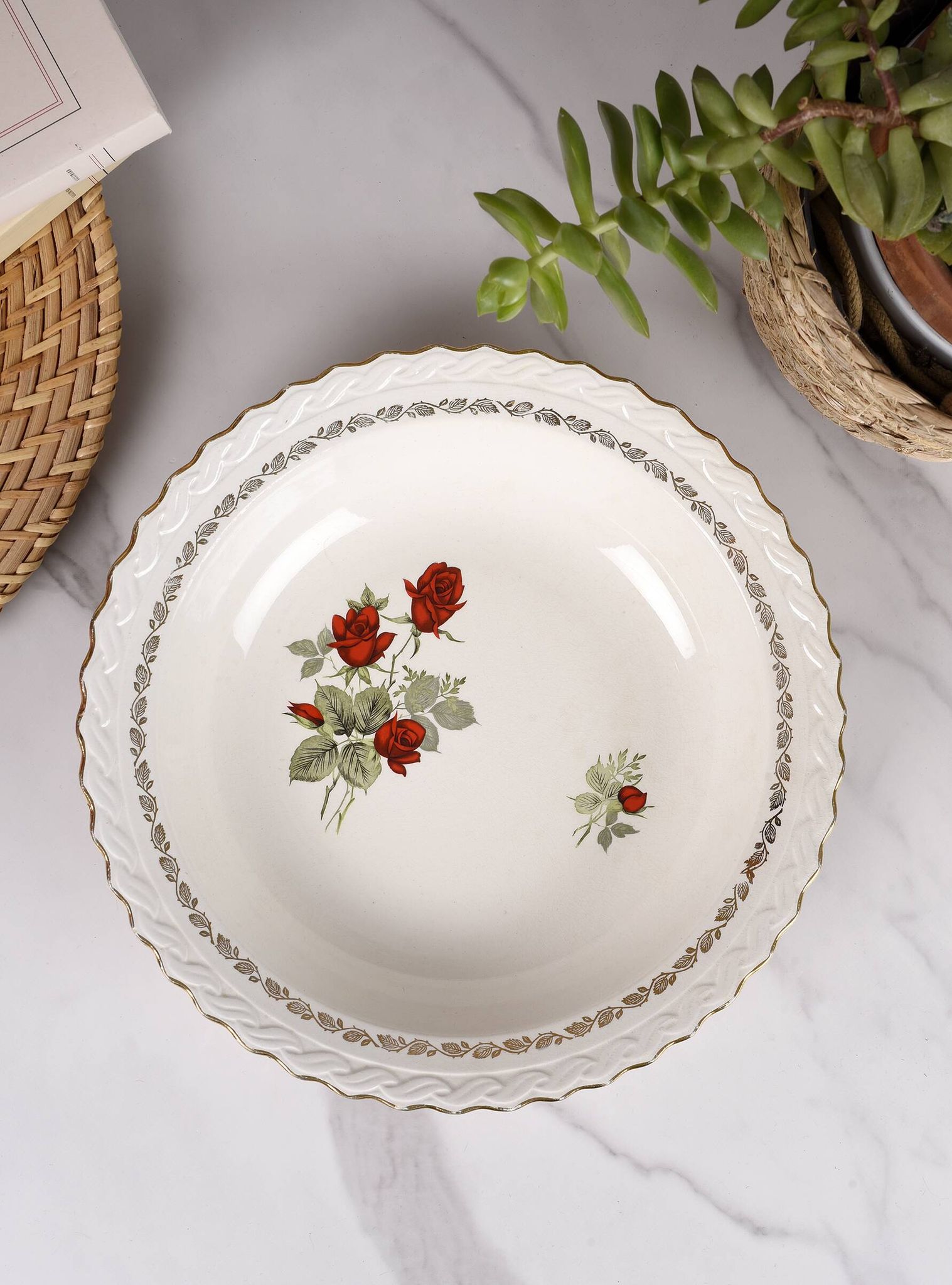 Large dish, salad bowl st. amand, red roses