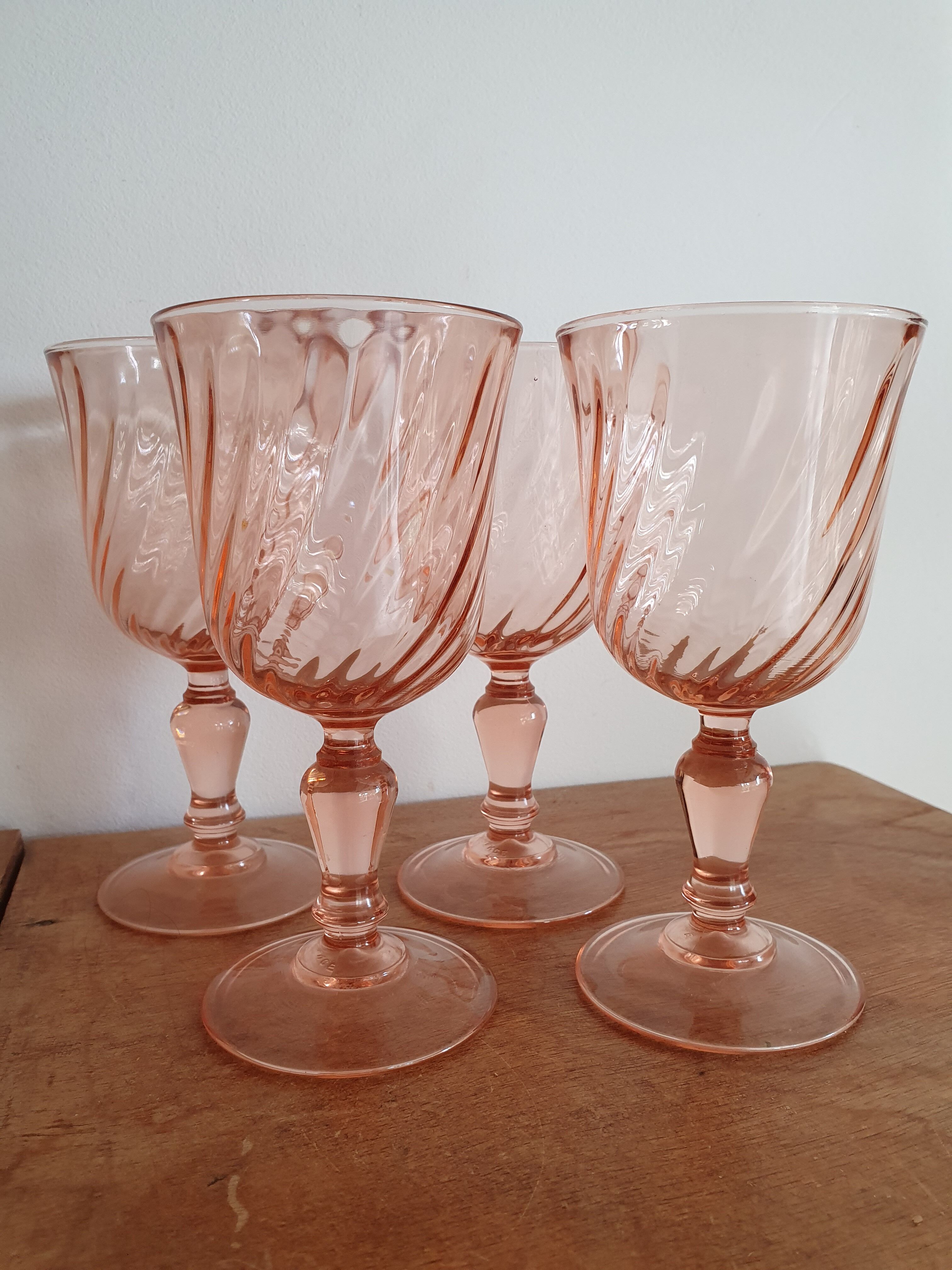 4 Roseline glasses on foot