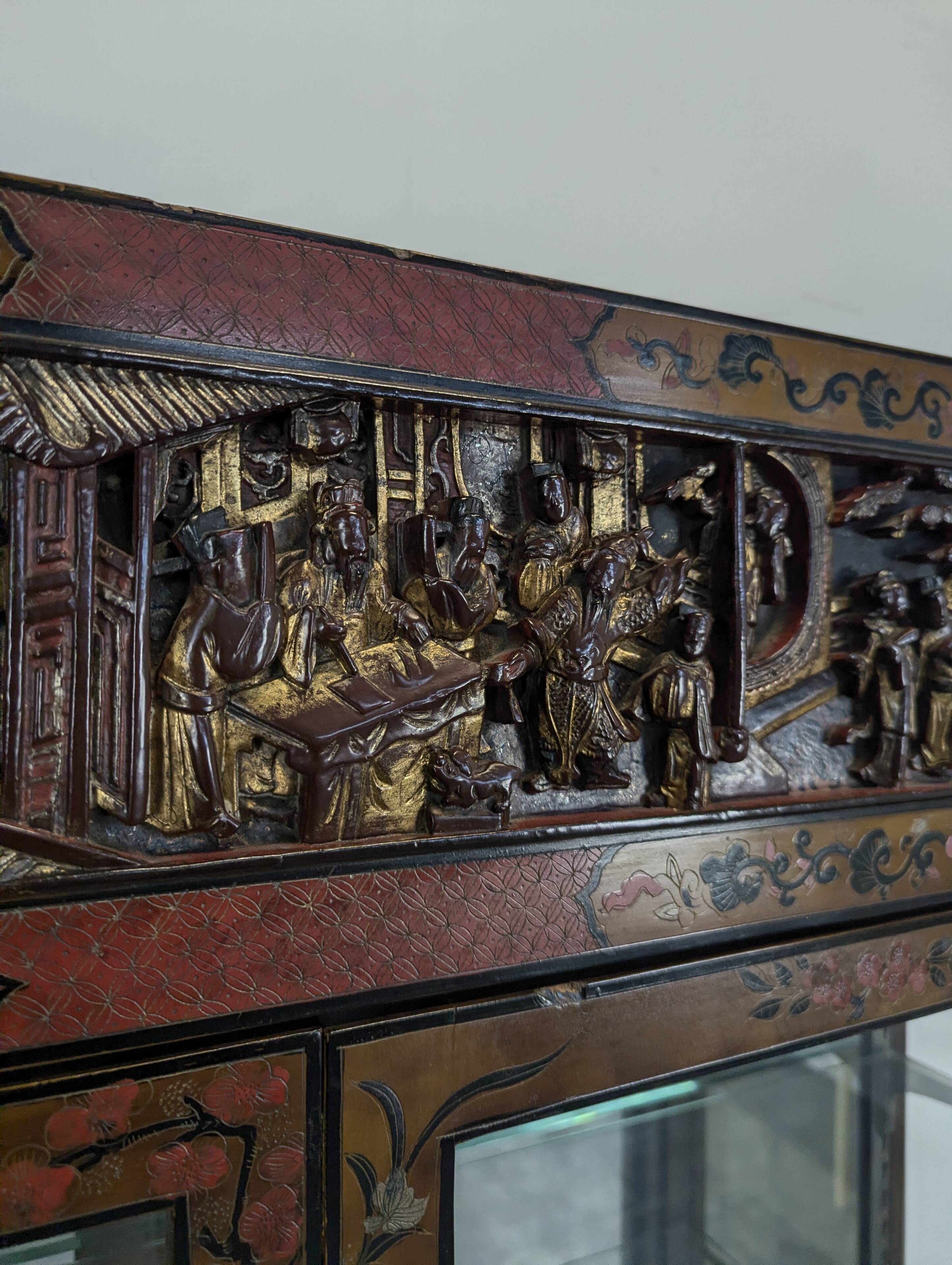 Vitrine cabinet chinois richement sculpté du début XXème