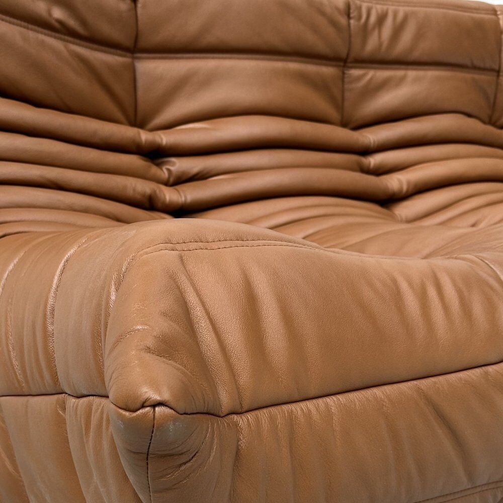 Canapé Togo en cuir marron moyen attribué à Michel Ducaroy pour Ligne Roset.