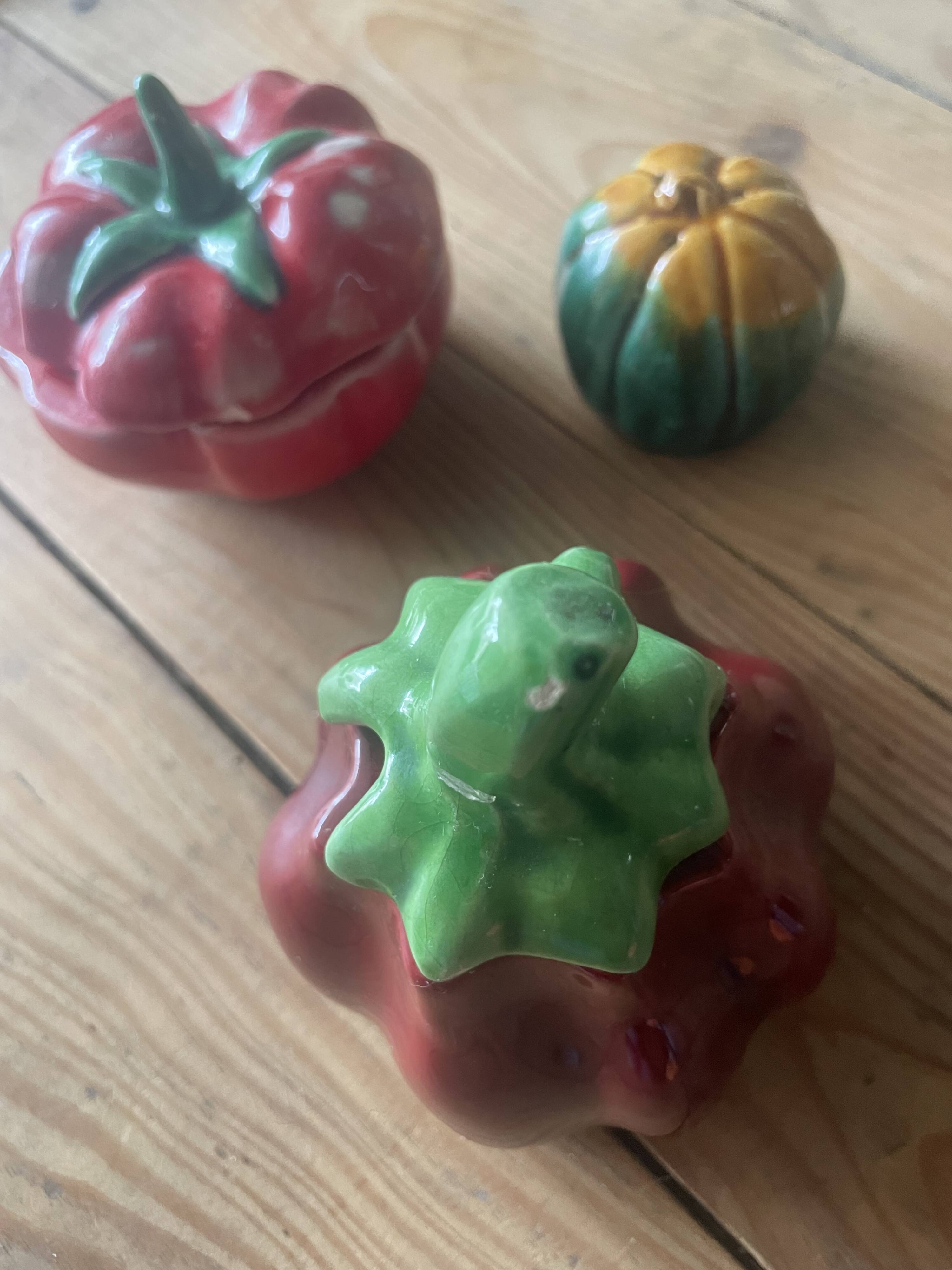 Set of mustard pots and salt shakers in slip