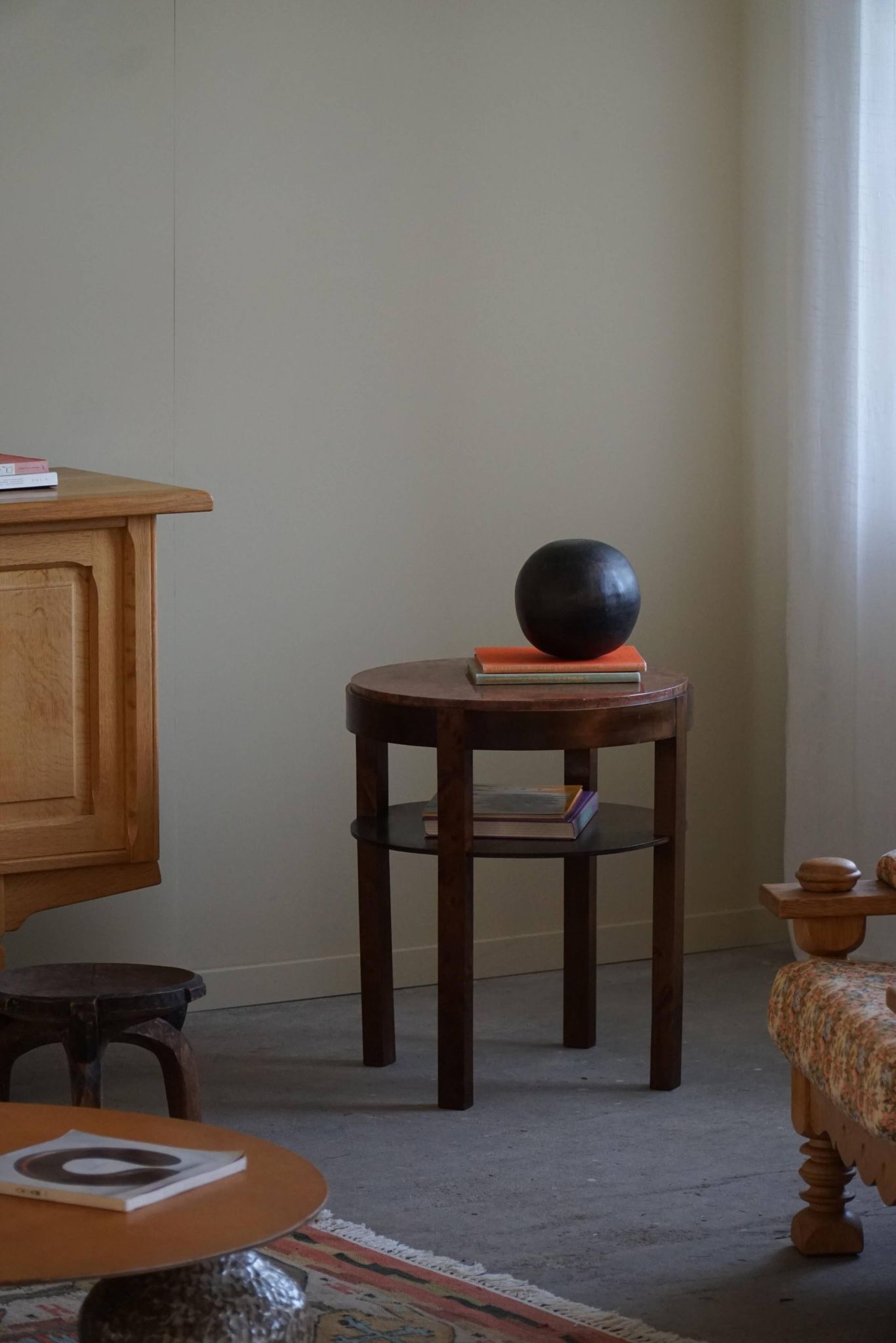 Table d'appoint ronde Art déco en hêtre et marbre, par un ébéniste danois, années 1940