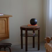 Table d'appoint ronde Art déco en hêtre et marbre, par un ébéniste danois, années 1940