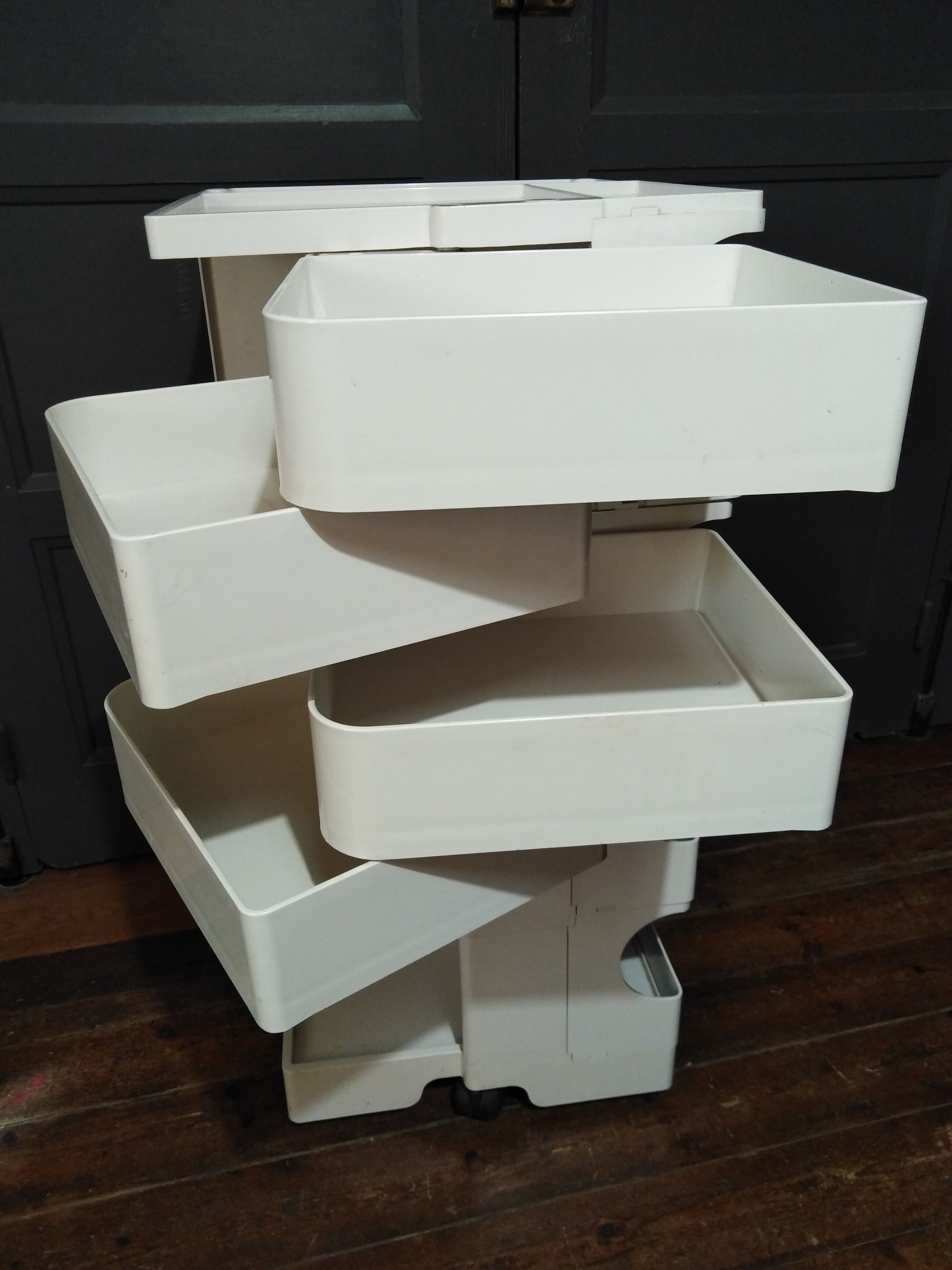 Joe Colombo - serves Boby Trolley