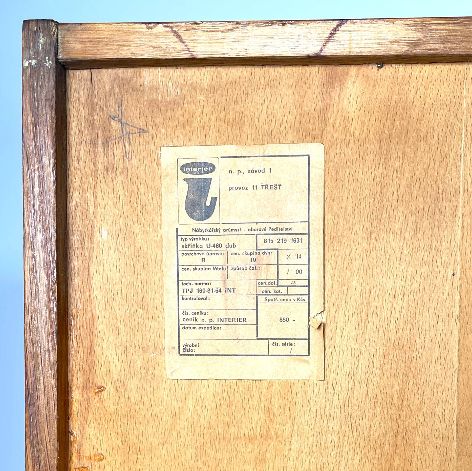 U460 sideboard with black/white drawers, Jiří Jiroutek