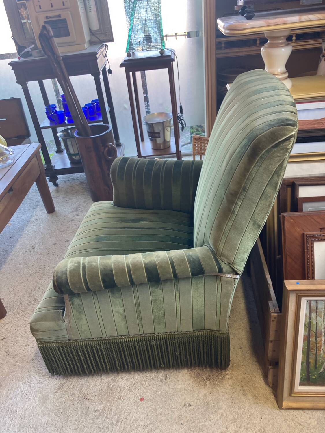 Set of two green velvet toad armchairs with fringe