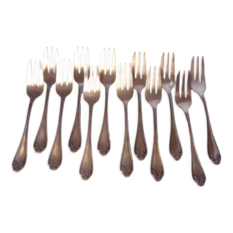 12 fourchettes à dessert en métal argenté