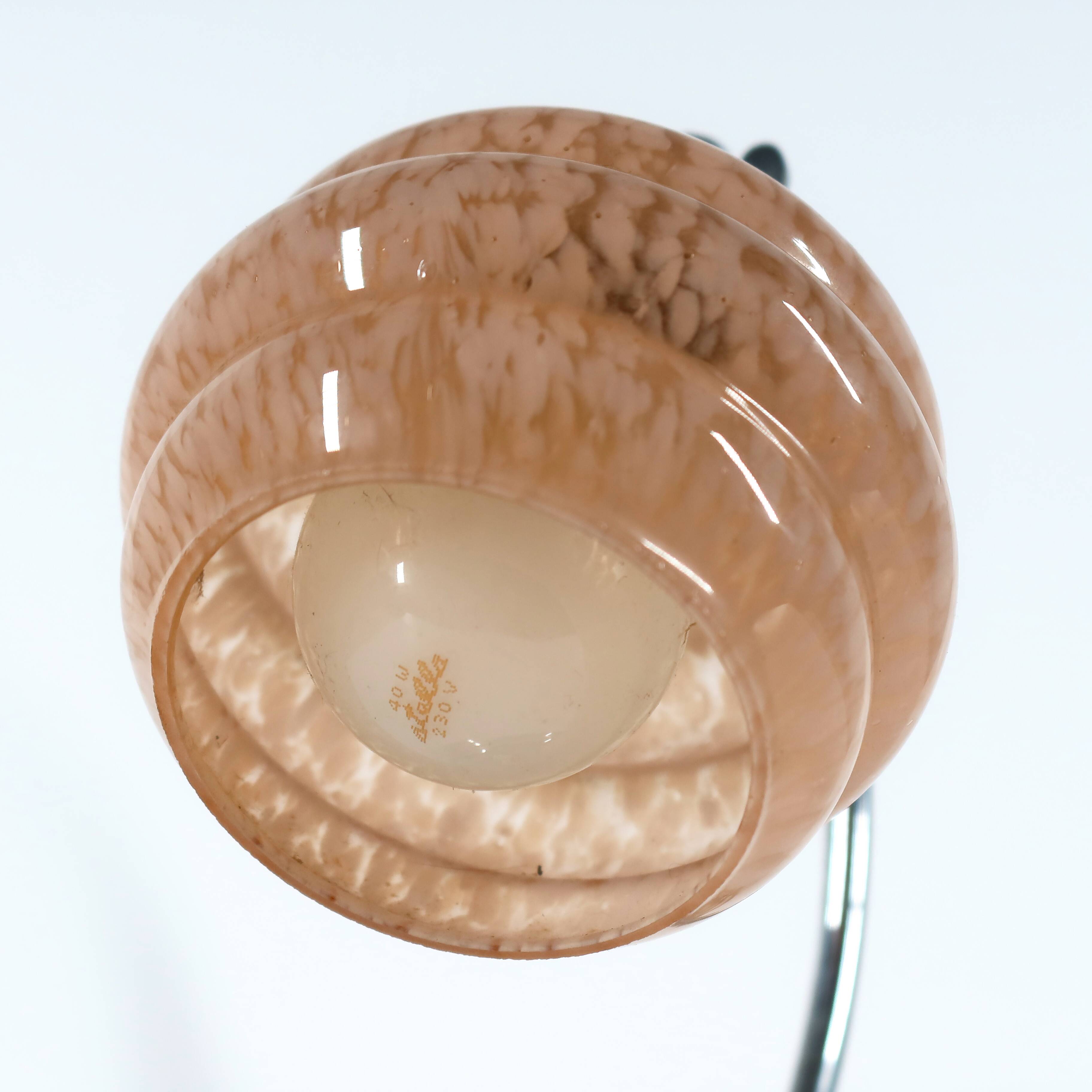 Lampe de chevet art deco Globe inclinable en opaline.