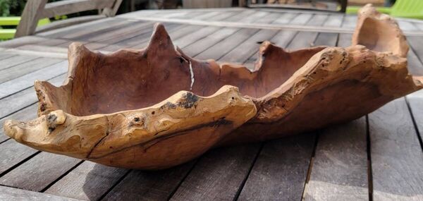 Ancienne corbeille en bois sculpté