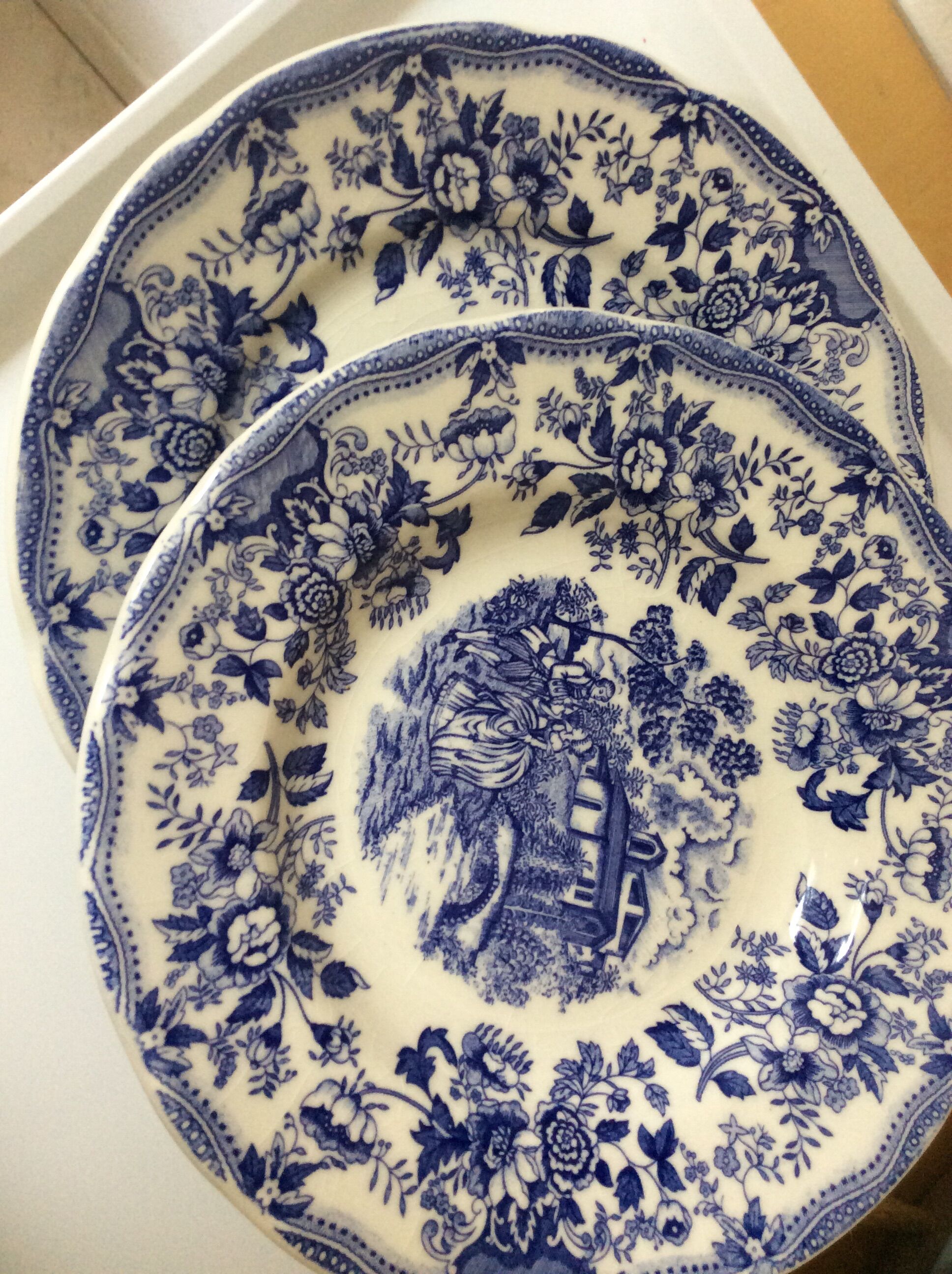 4 flat plates and 4 hollow plates