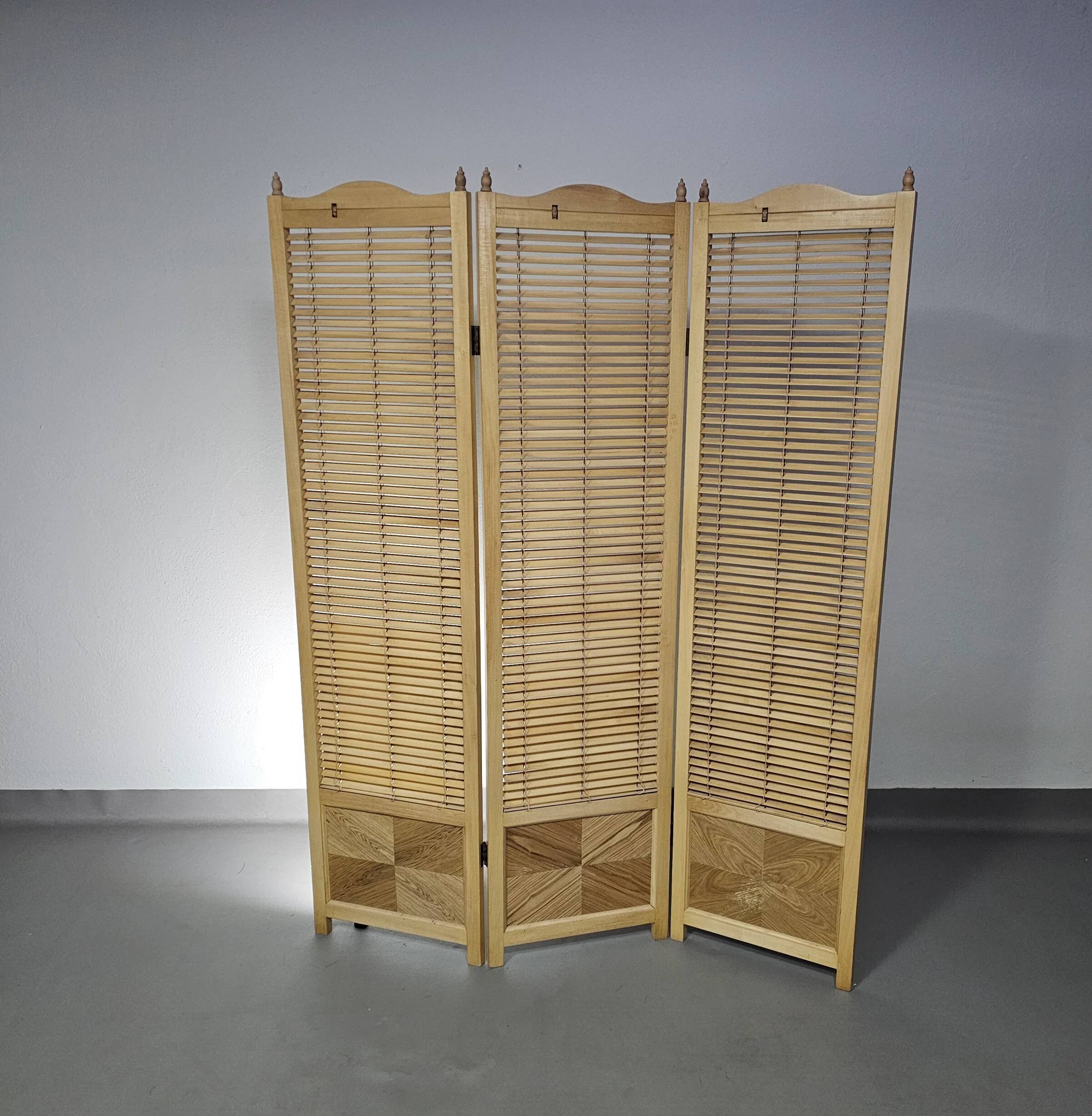 Room divider, French blonde beech louvered screen, 1960s, width 155 cm, height 185 cm