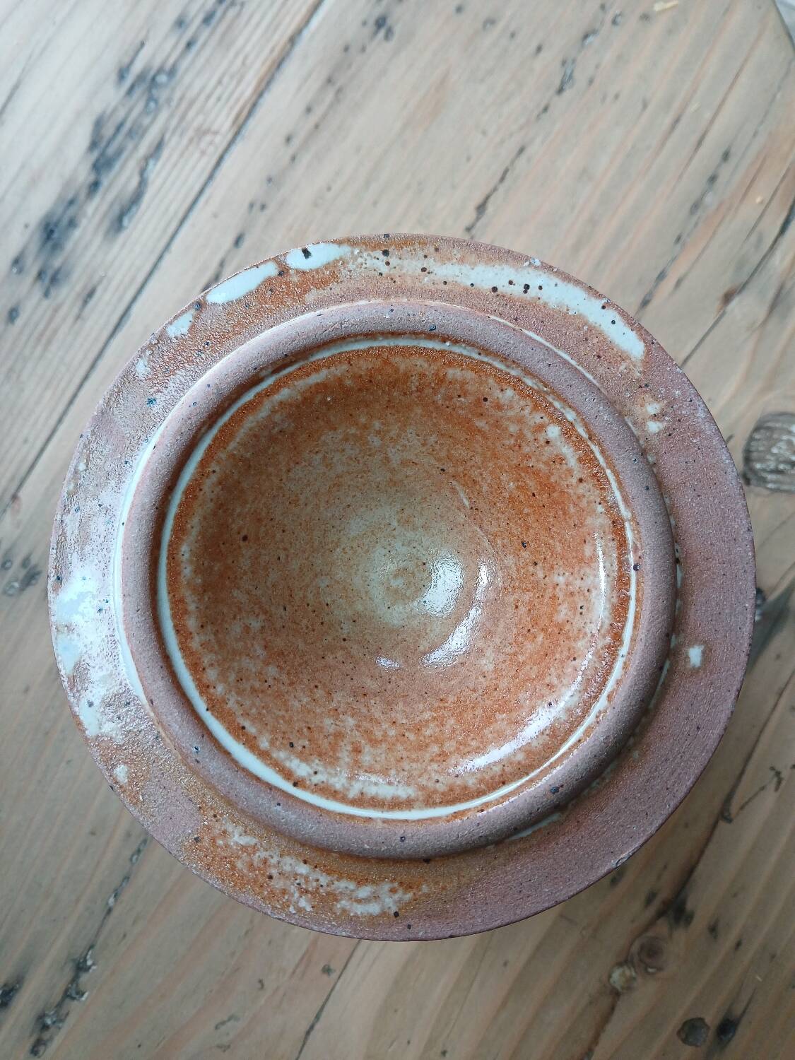 Pot en grès avec couvercle