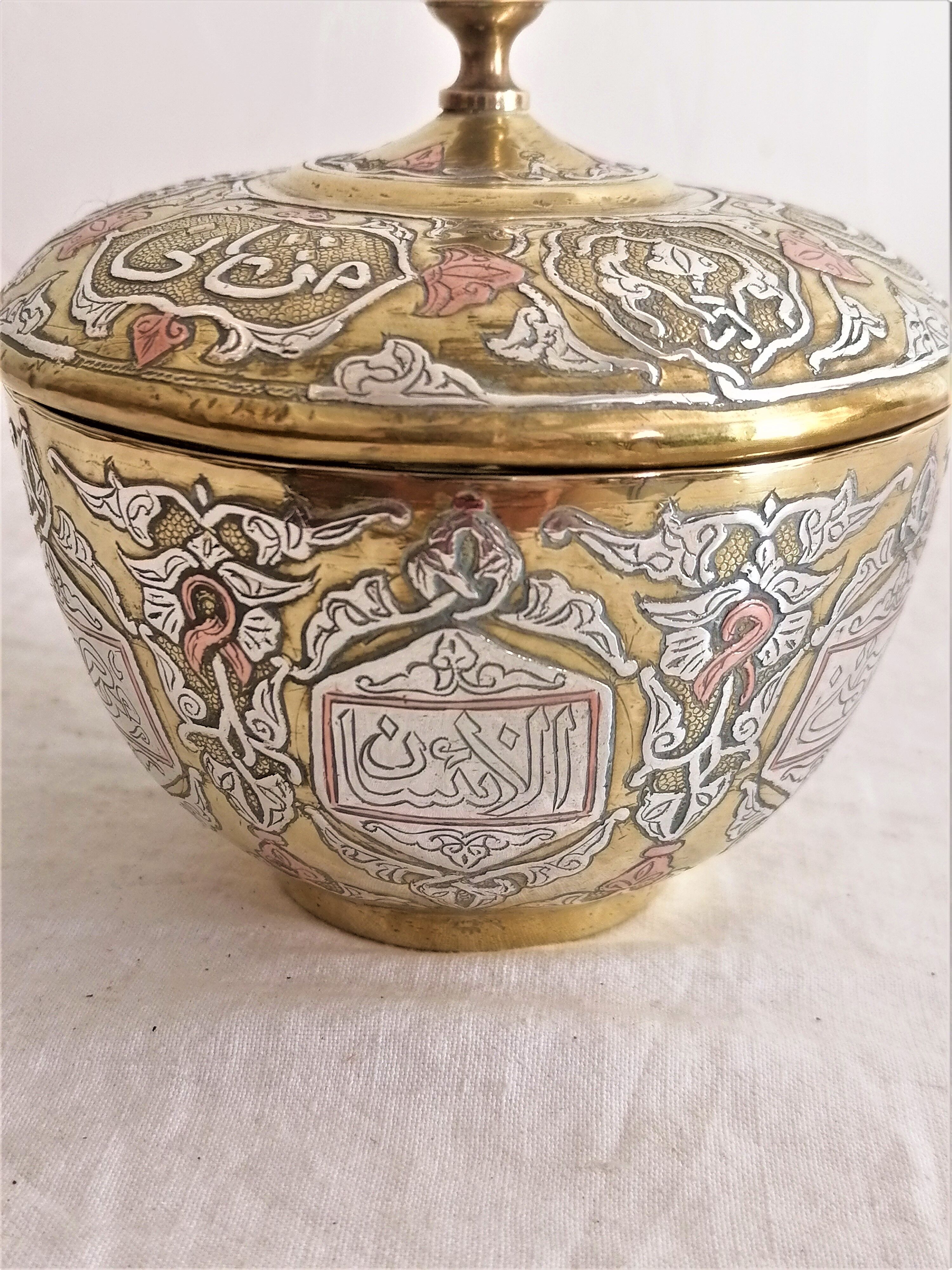 Boite pot couvert oriental en laiton damasquiné cuivre et argent. Calligraphie.