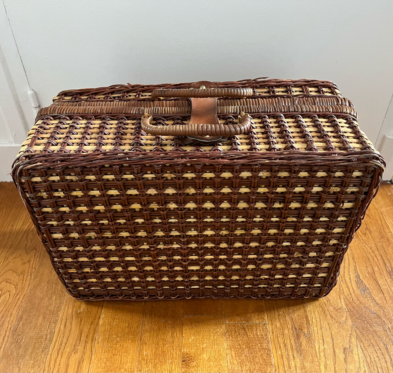 Wicker picnic basket