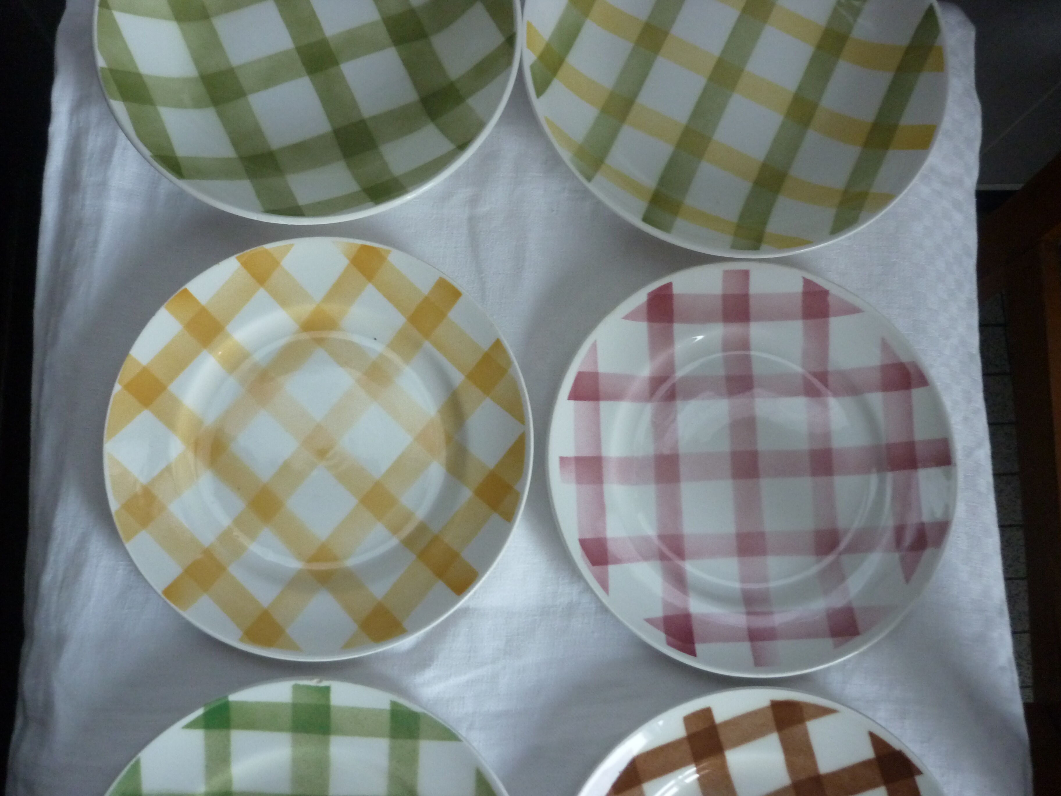 Lot of 6 plates mill of wolves model tablecloth