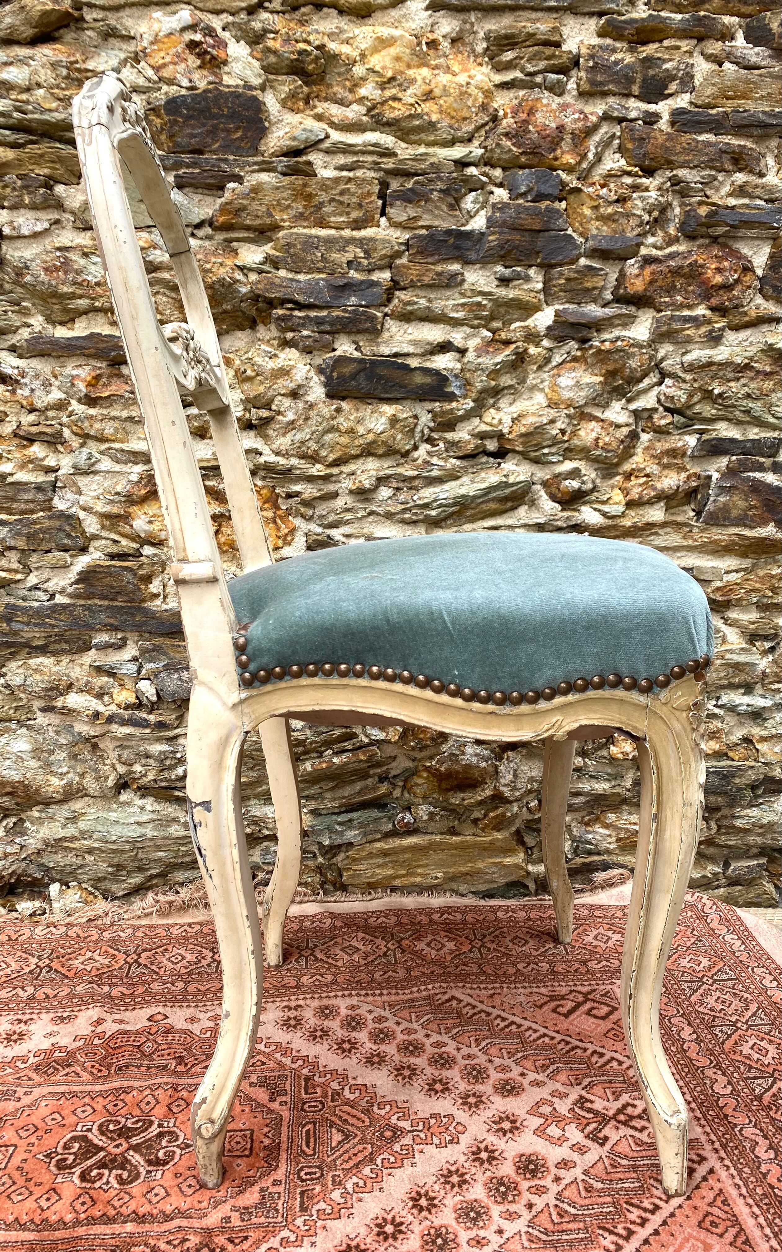 Louis XV chair, 18th century in carved wood decorated with flowers