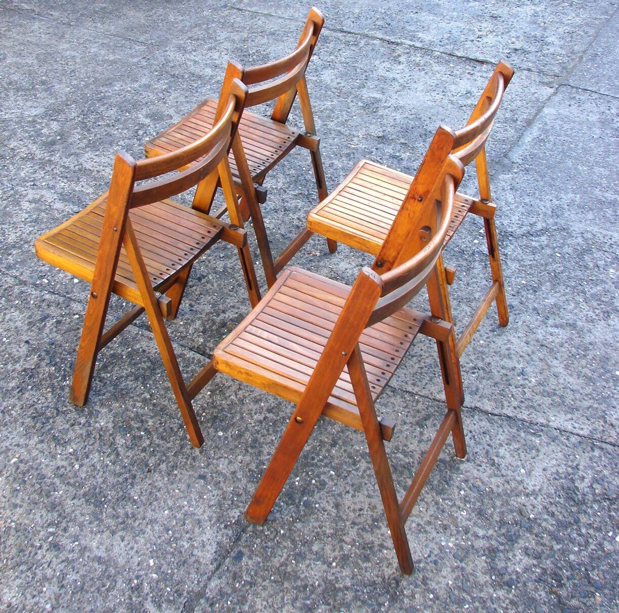 Un ensemble de 4 chaises pliantes en bois vintage, années 1970.