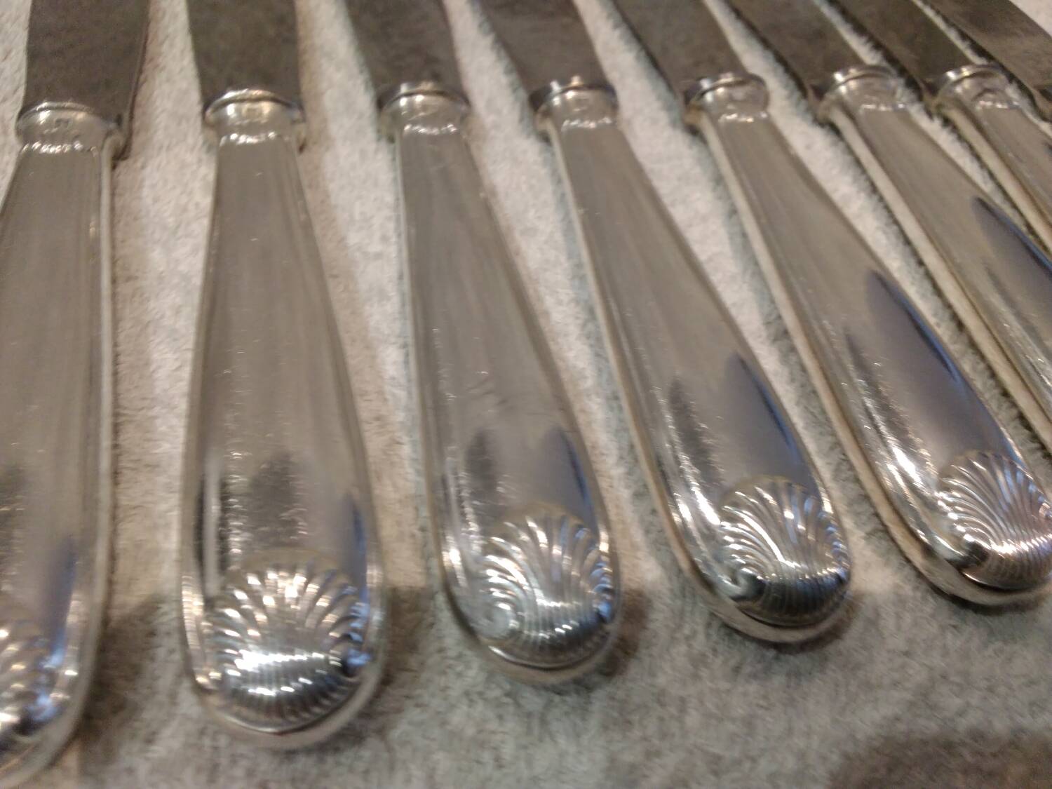 12 silver-plated table knives by Christofle Vendôme, 24.5cm