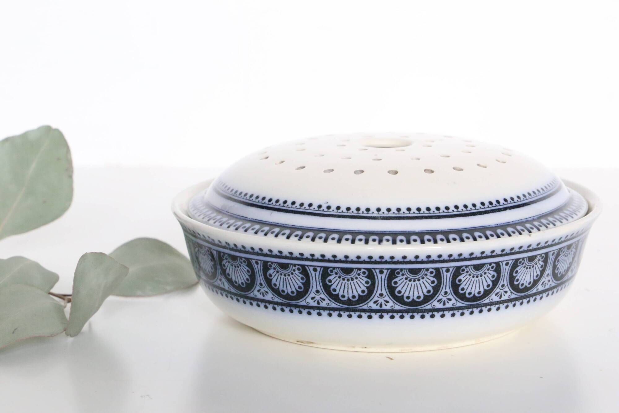 U&Cie Sarreguemines sponge holder, Terre de Fer, mid-19th century, French antique