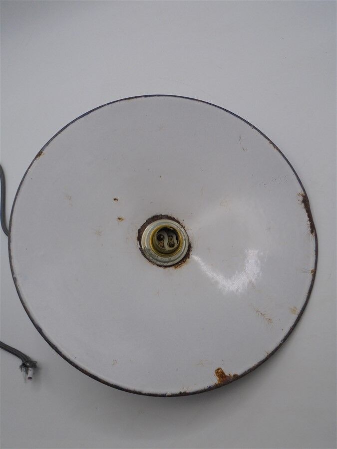 Hanging in enamelled sheet metal