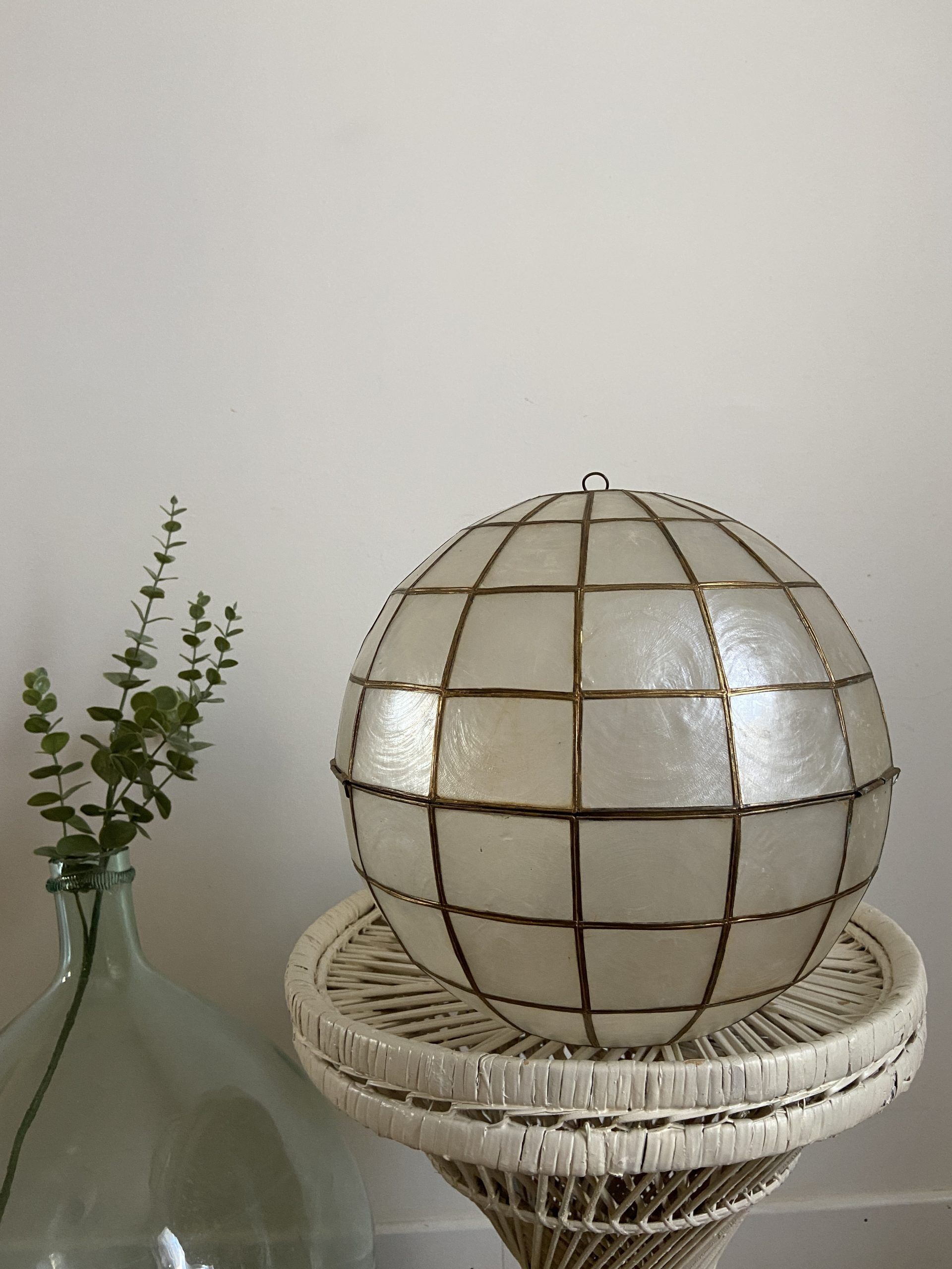 Ball in mother-of-pearl and brass to hang