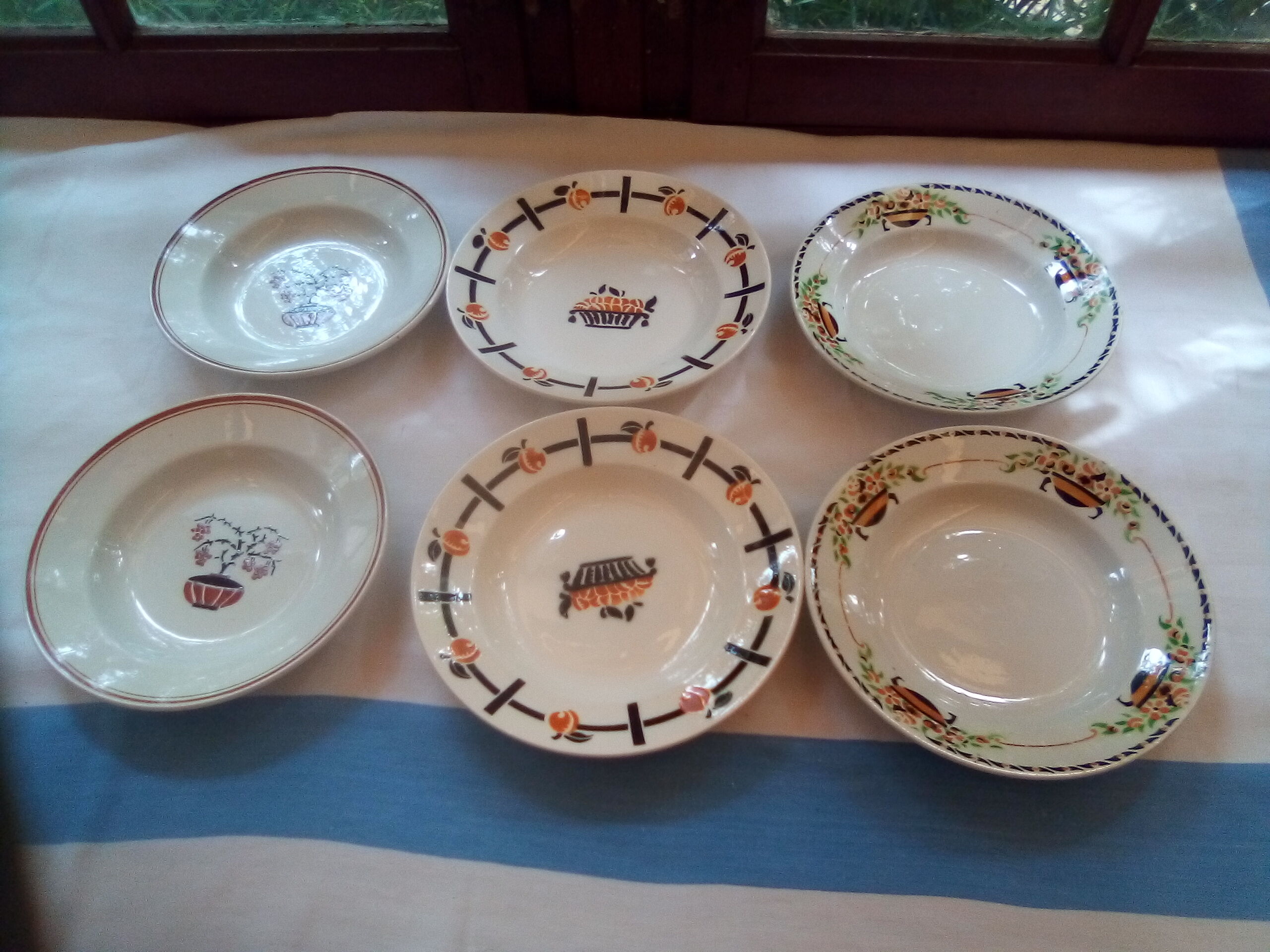 Assorted 12 dominant old brown/black plates