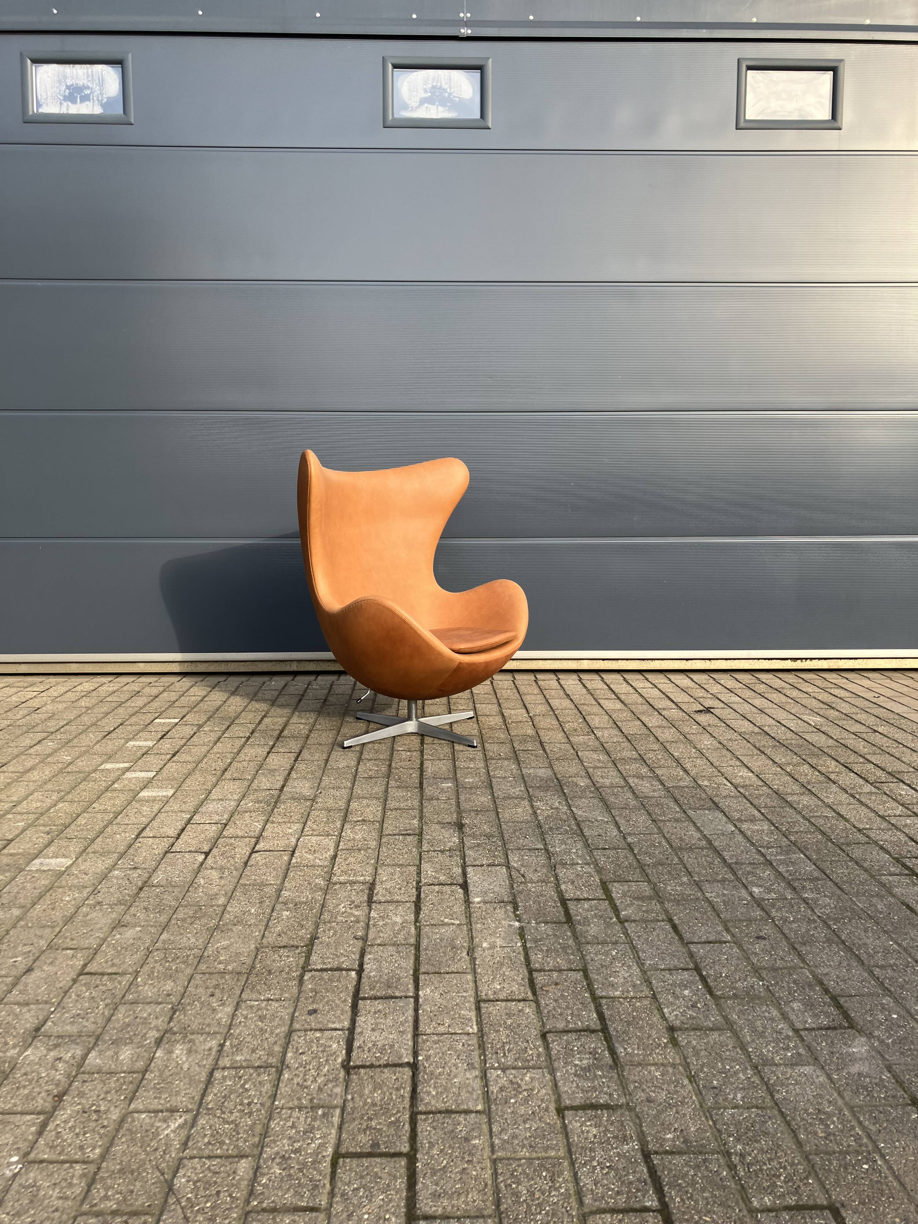 Original Fritz Hansen Egg chair from 1983 in perfect condition, new!! Rustic Cognac Camel Leather