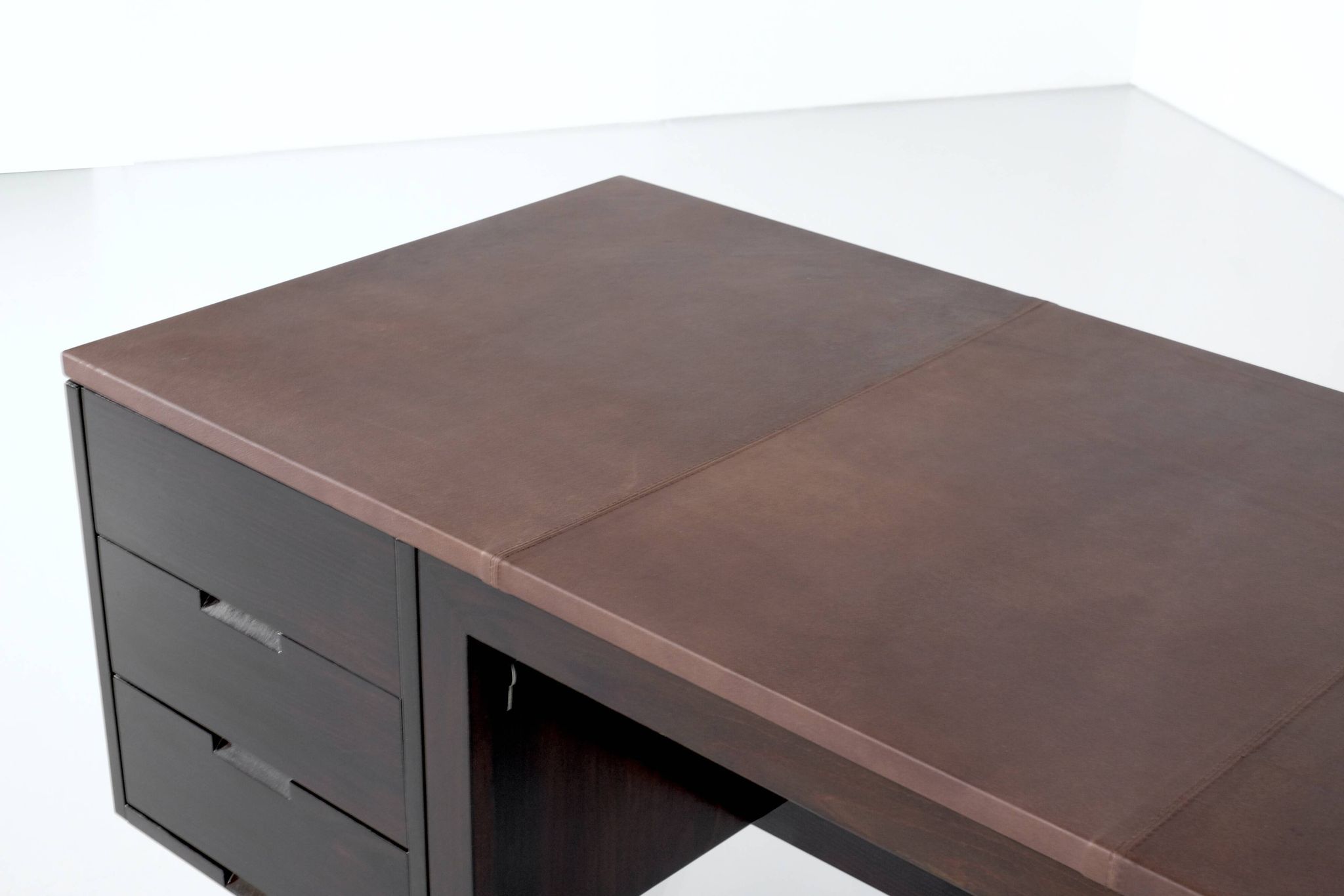 Canaan desk in wood and leather by Marcel Breuer for Gavina, Italy 1950s.