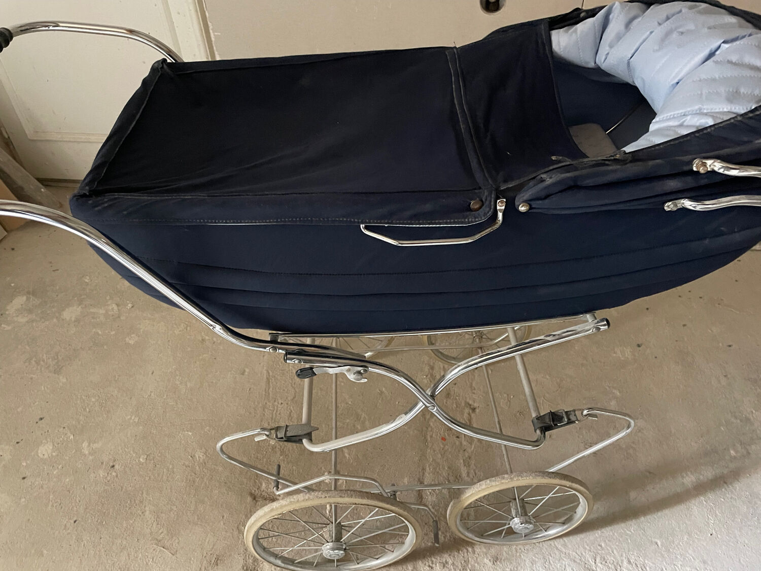 Vintage stroller/pram