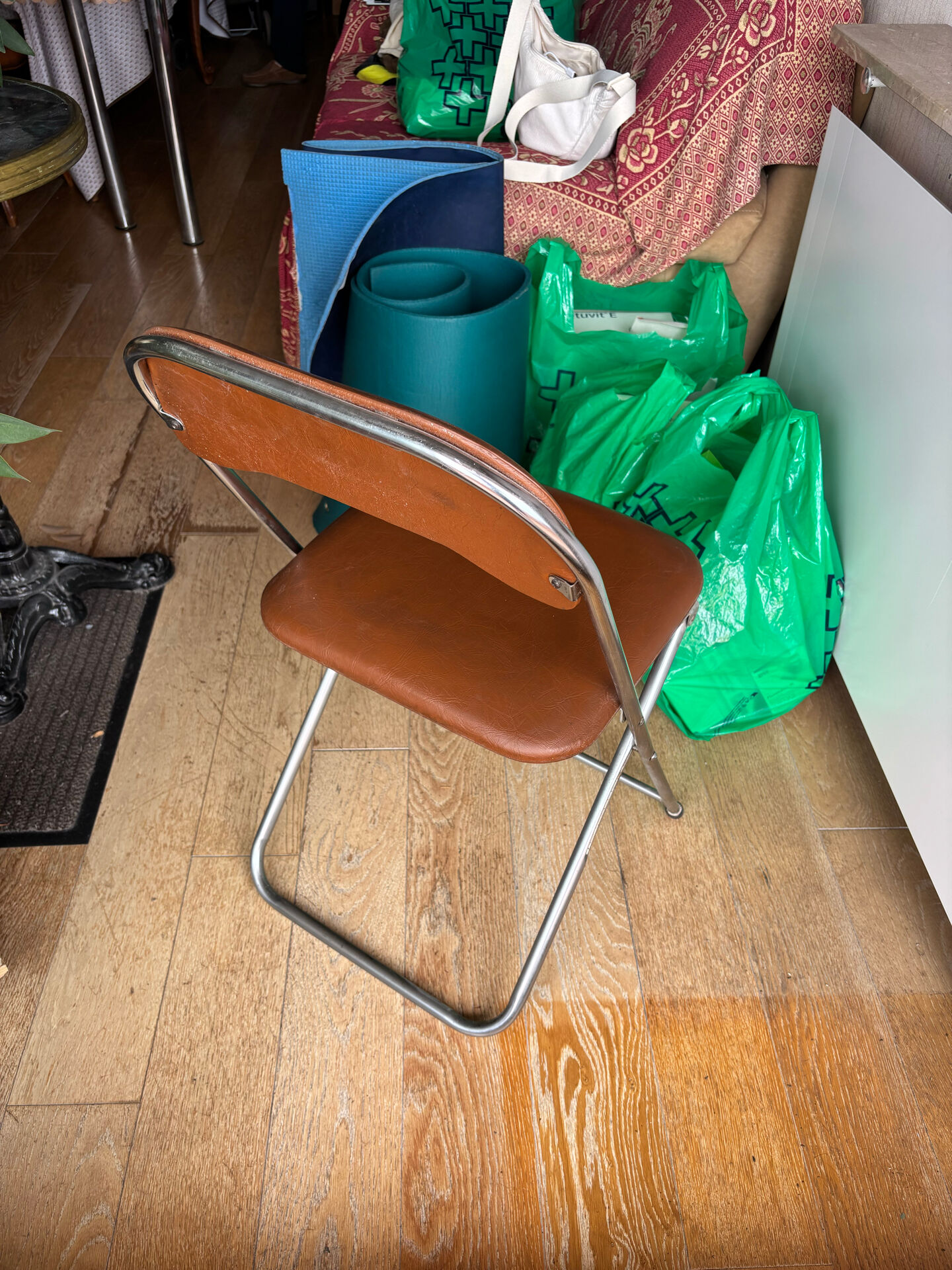 Brown folding chair in vinyl and steel