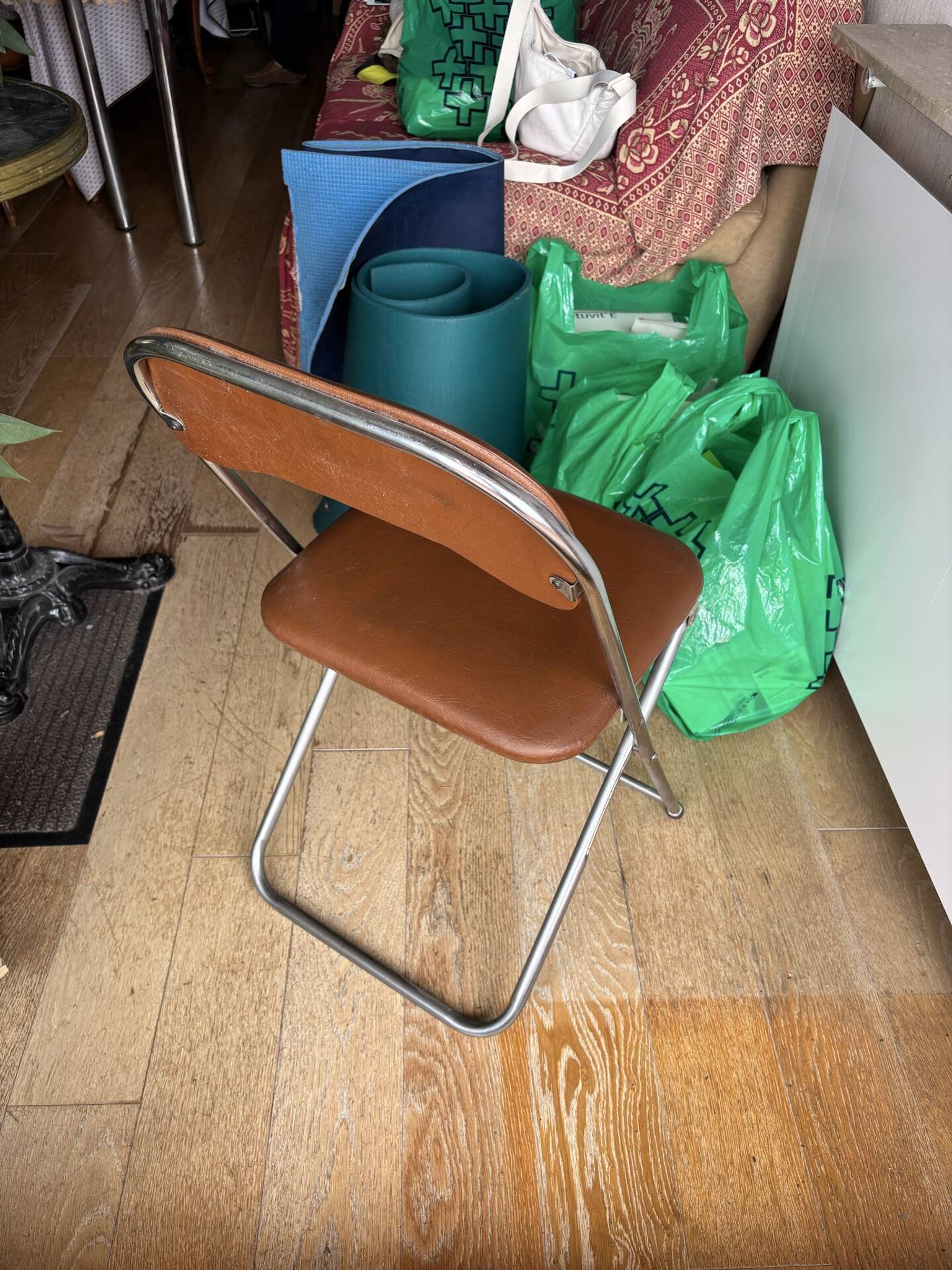 Brown folding chair in vinyl and steel