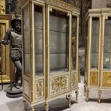 Paire de vitrines fin du xixe siècle en bois peint et doré de style louis xvi