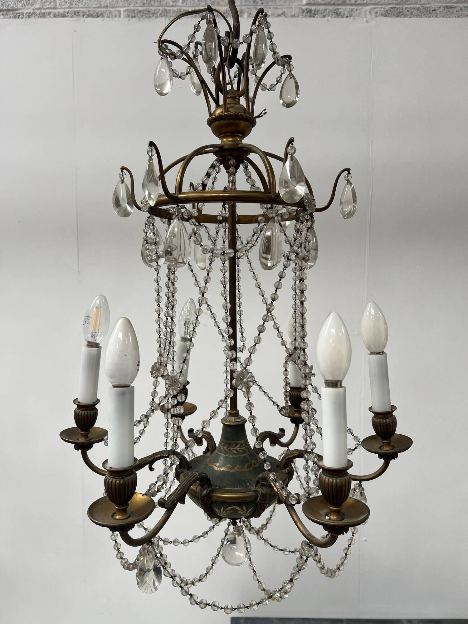 Louis XVI style chandelier with a pearl garland and painted tin, 20th century.