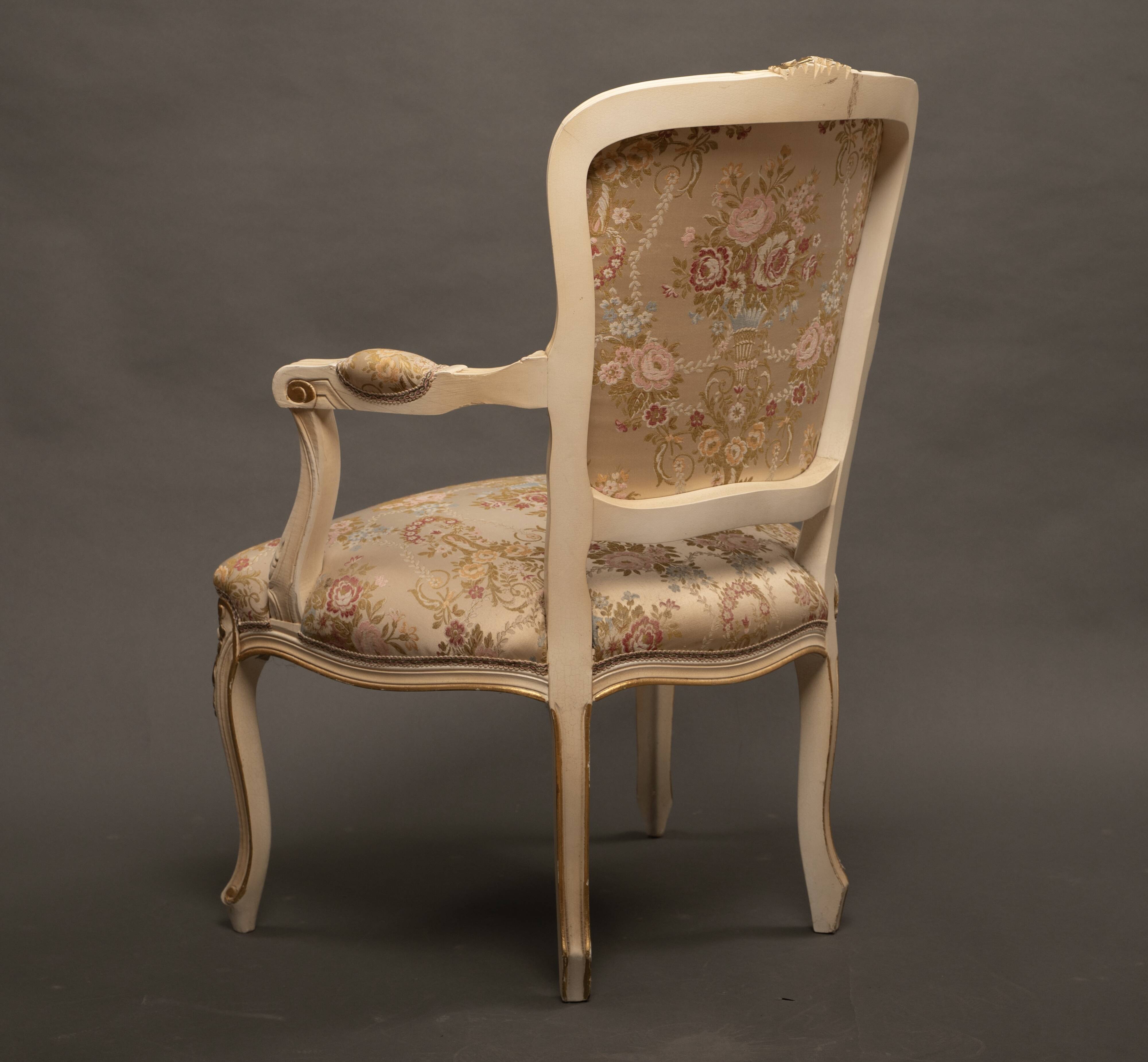 Pair of Louis XV style armchairs – Carved, gilded wood and brocade fabric