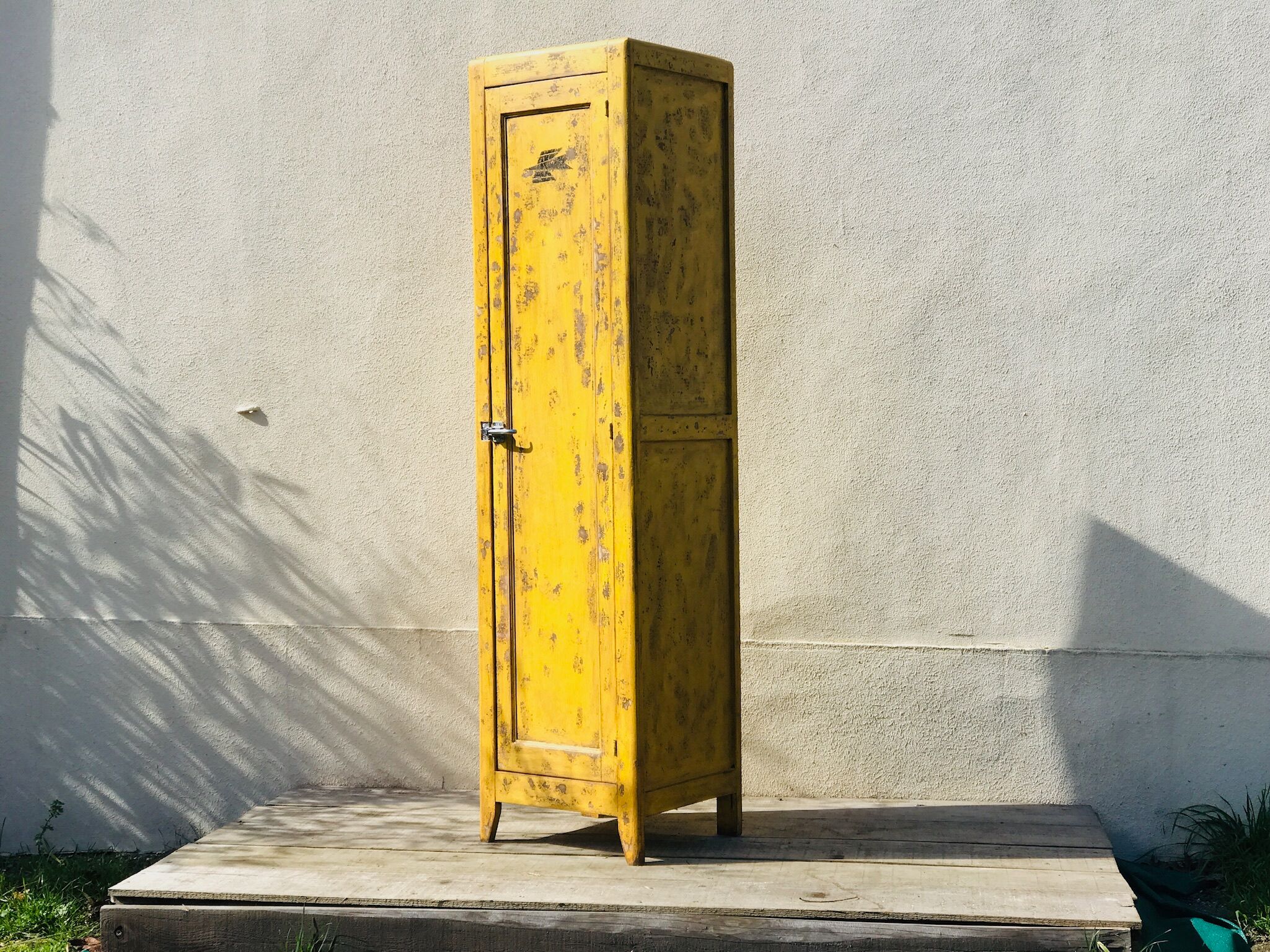 Wardrobe locker room paris post