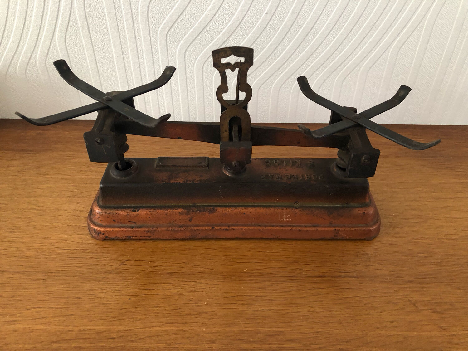Old balance force 5 kilos Roberval copper and black