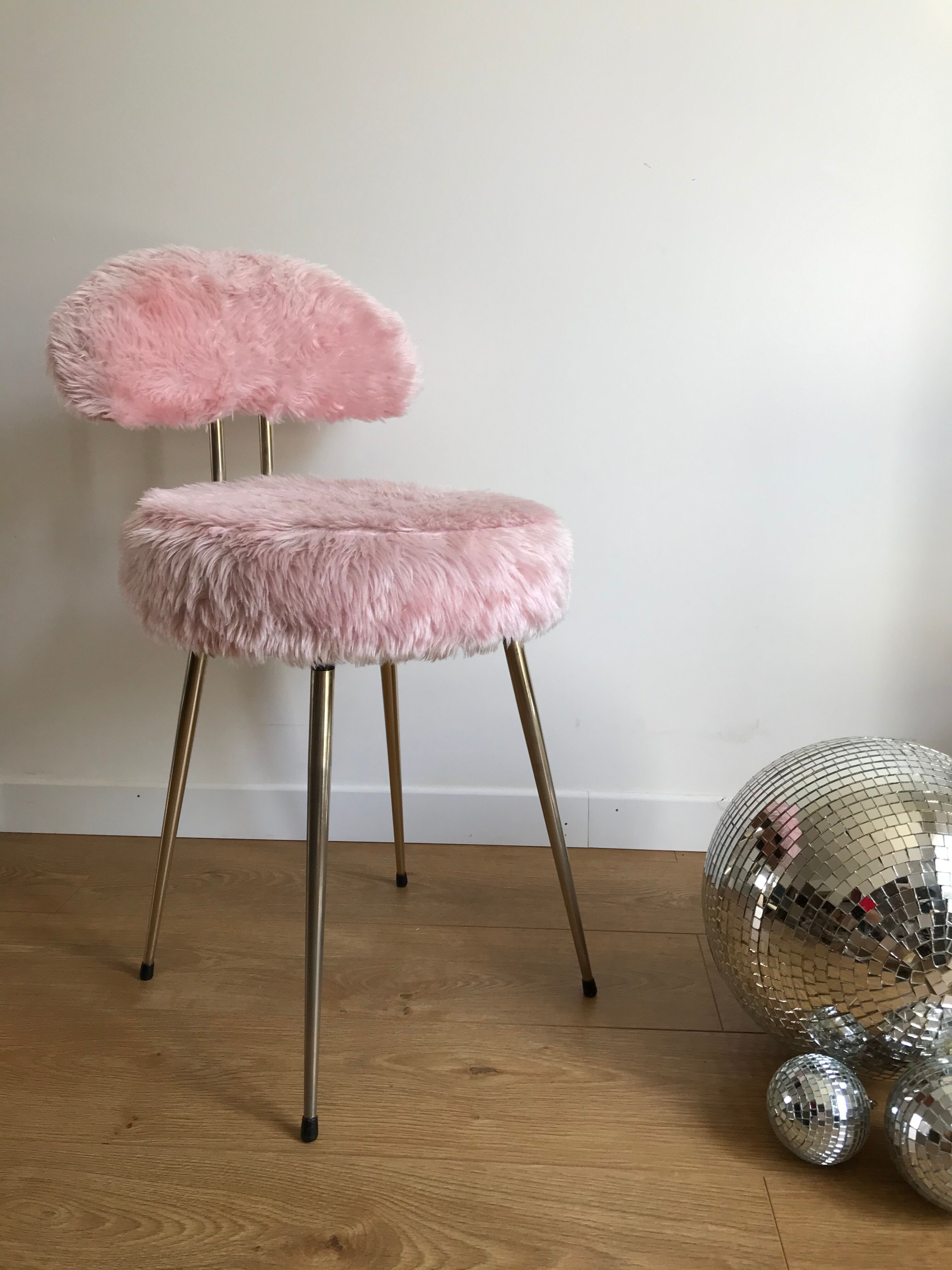 Pelfran rose moumoute chair