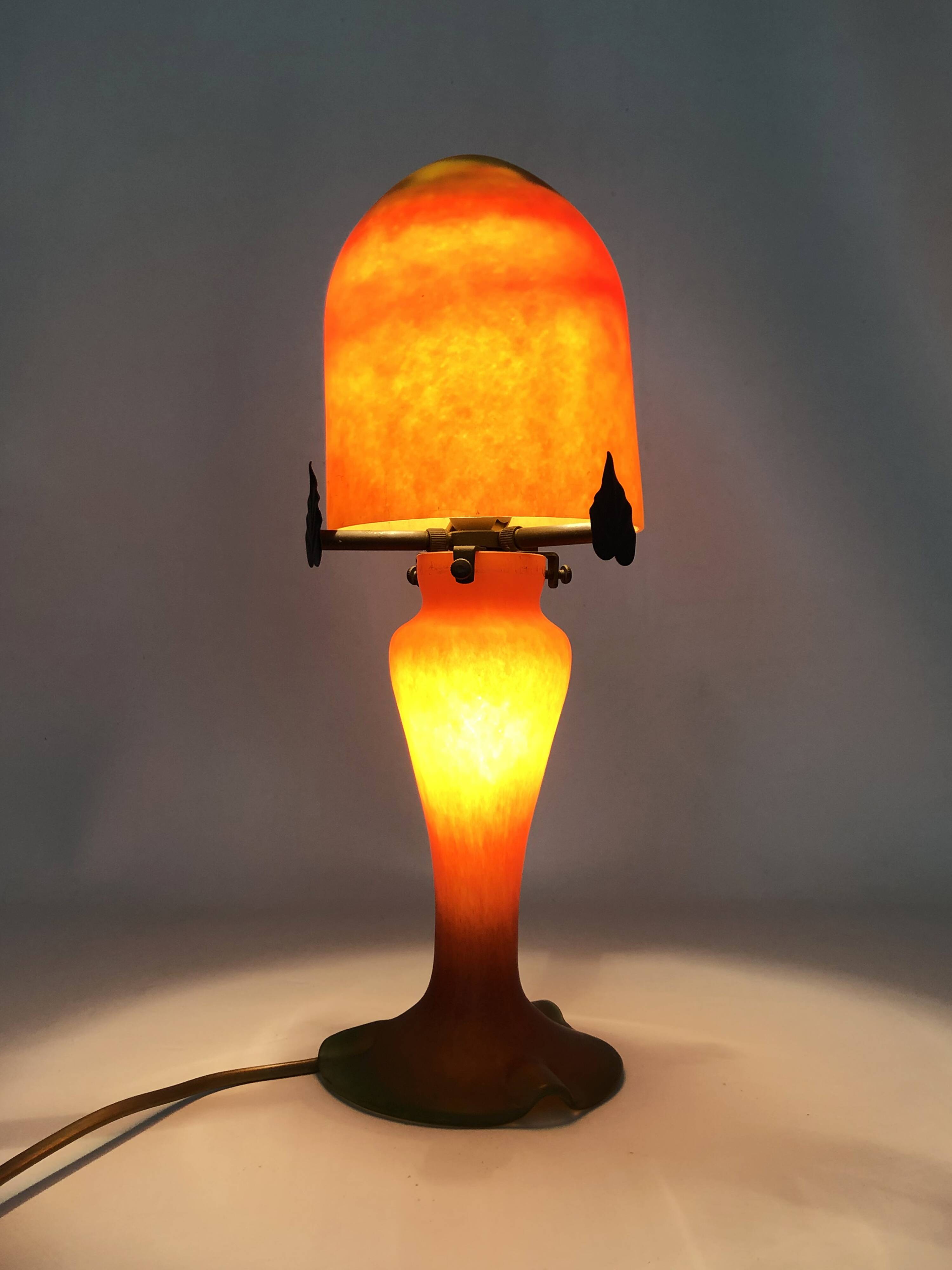 Lampe champignon en pâte de verre marmoréen orange vert. Artistar
