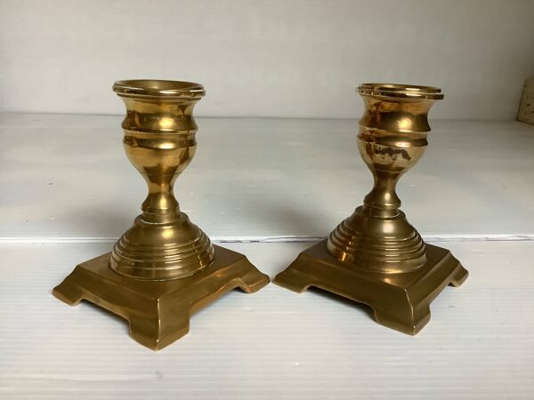 Paire de petits bougeoirs en laiton