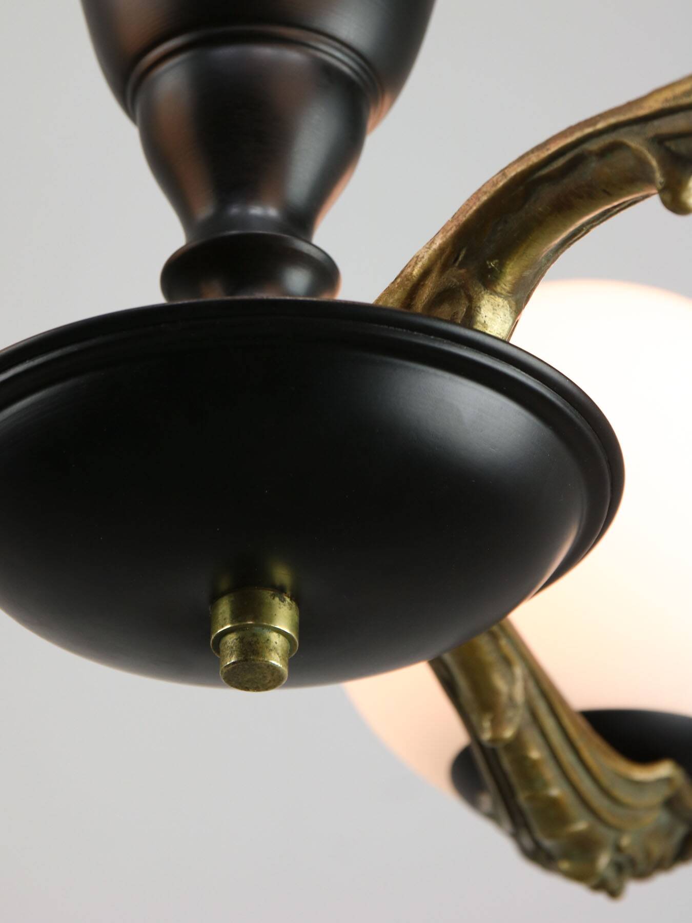 Lustre Art Déco en laiton et opaline, 1930