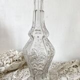 Carafe ancienne en verre moulé