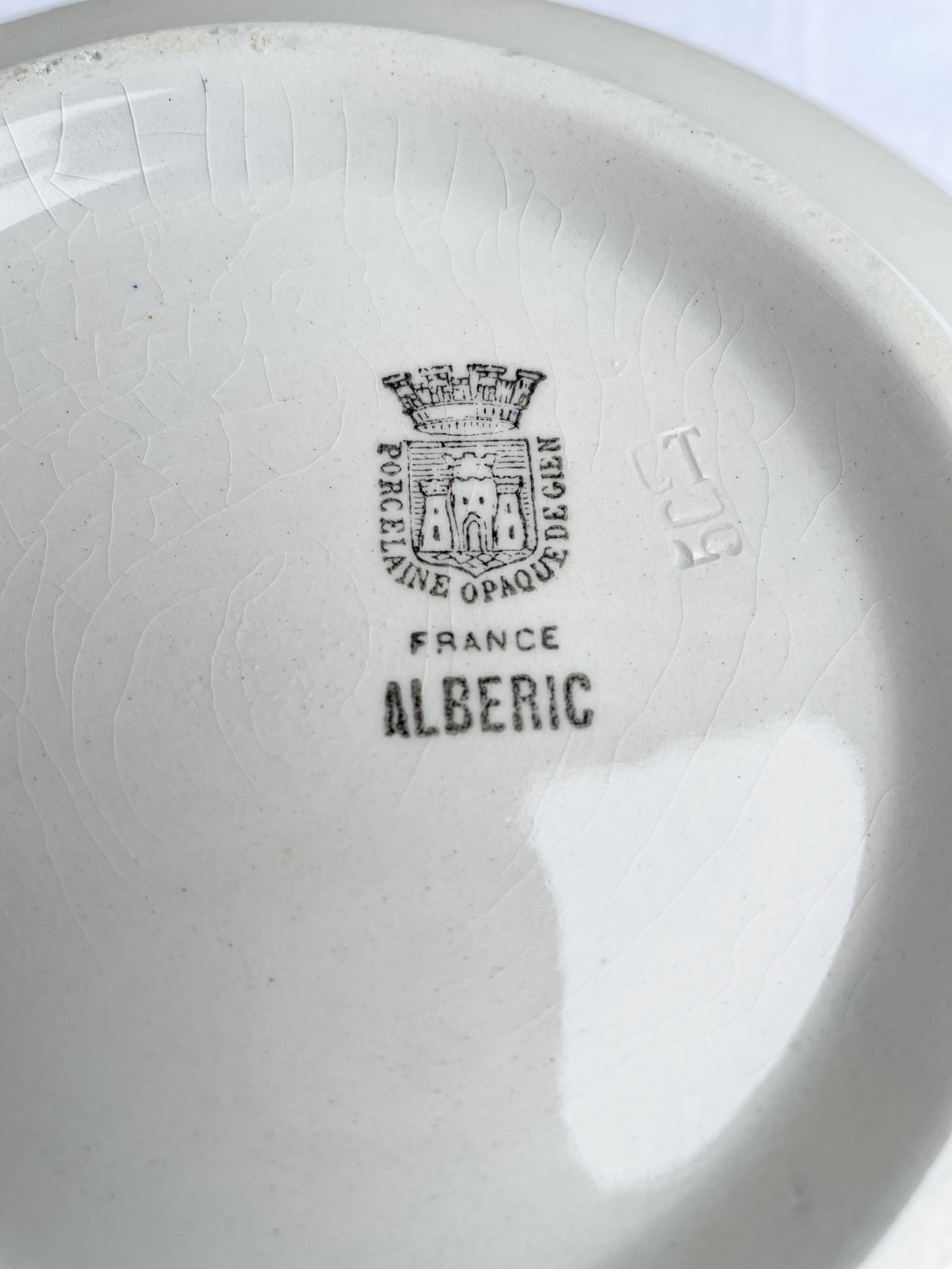 Antique GIEN soup tureen model "Alberic" from the 1940s.